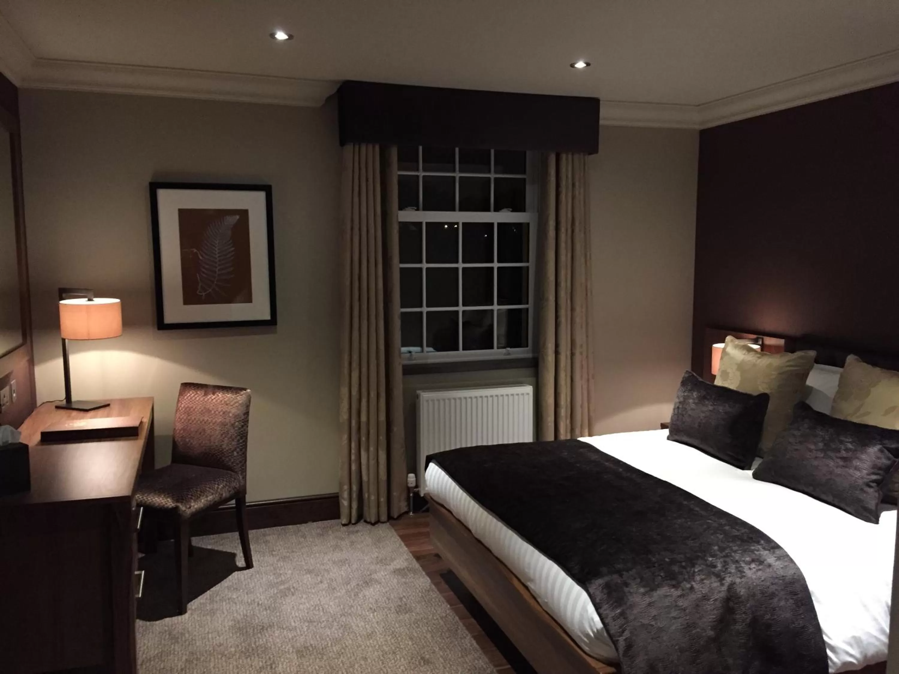 Bedroom, Bed in Busby Hotel