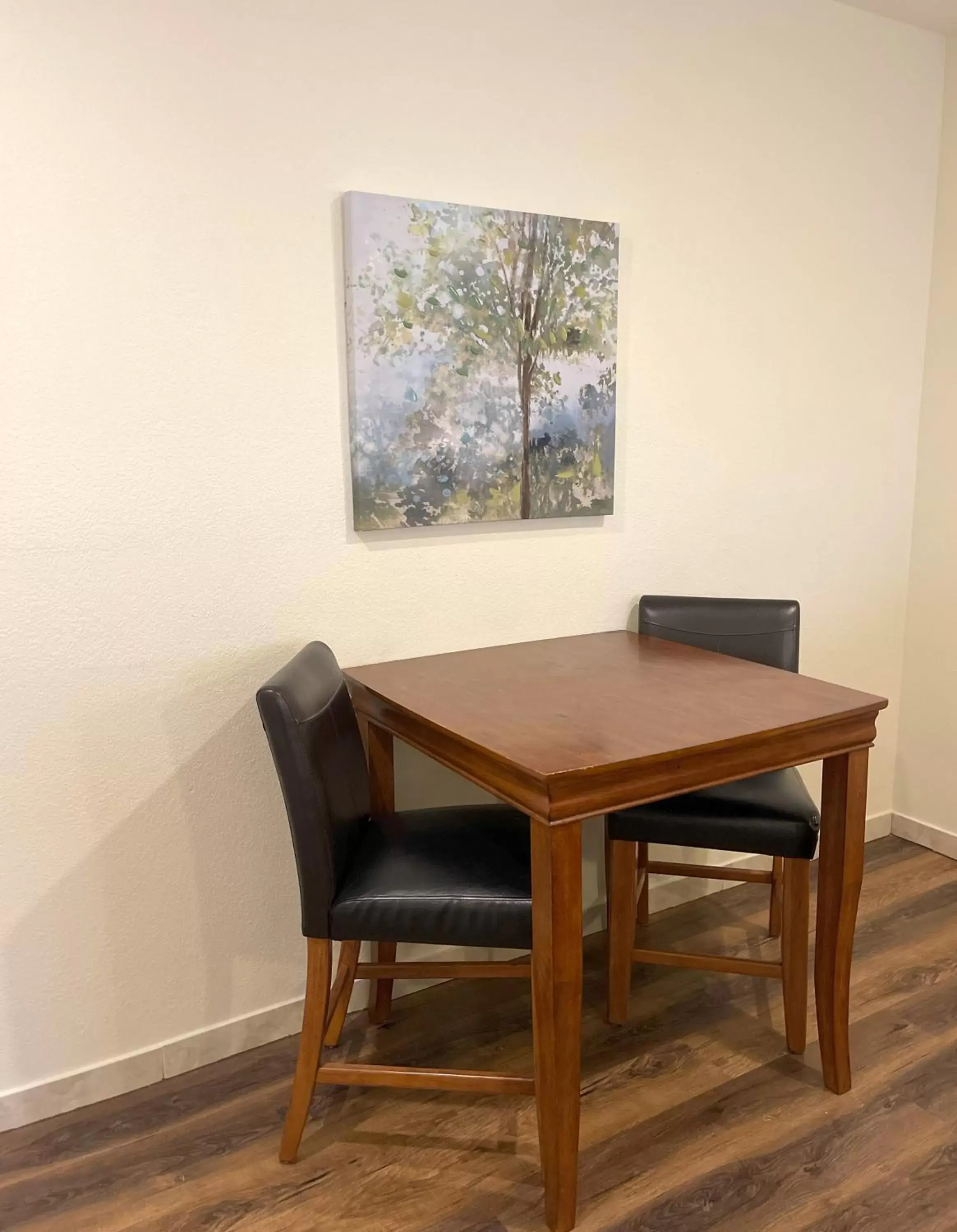 kitchen, Dining Area in Best Western Plus Valdosta Hotel & Suites