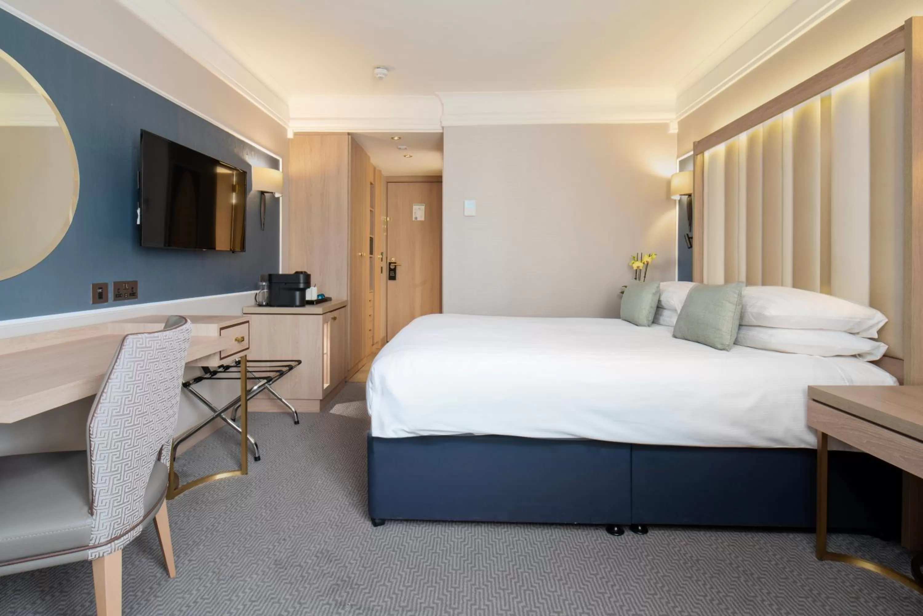 Bedroom, Bed in Danubius Hotel Regents Park