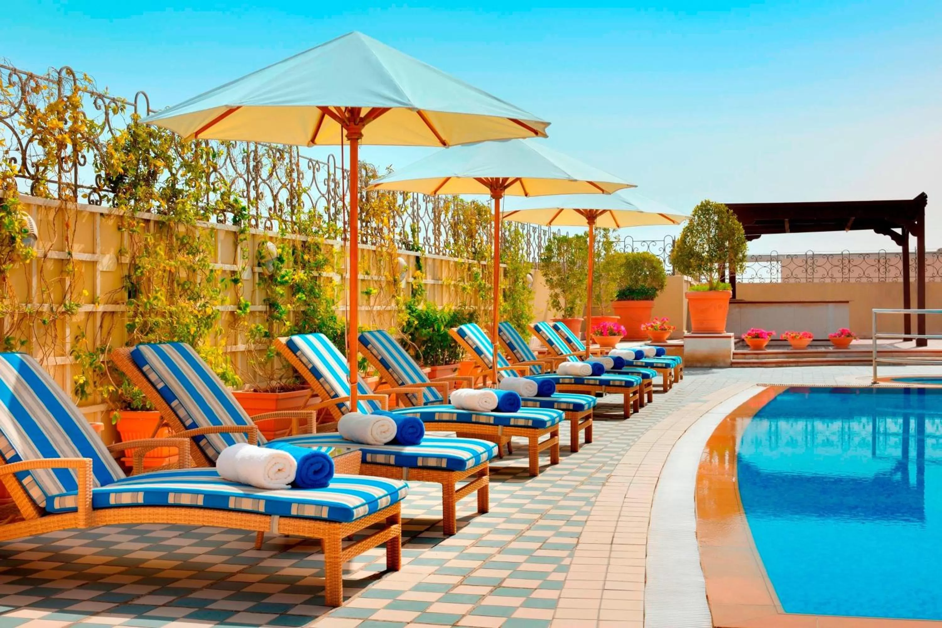 Swimming pool in Marriott Executive Apartments Dubai Creek