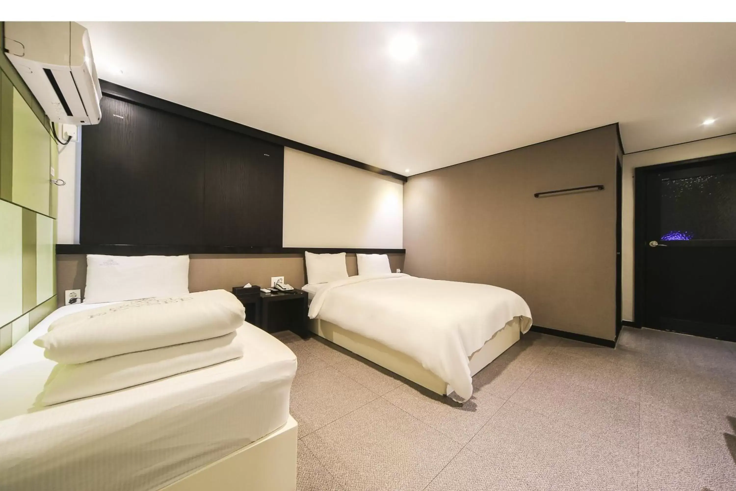 Bedroom, Bed in Elysee Hotel
