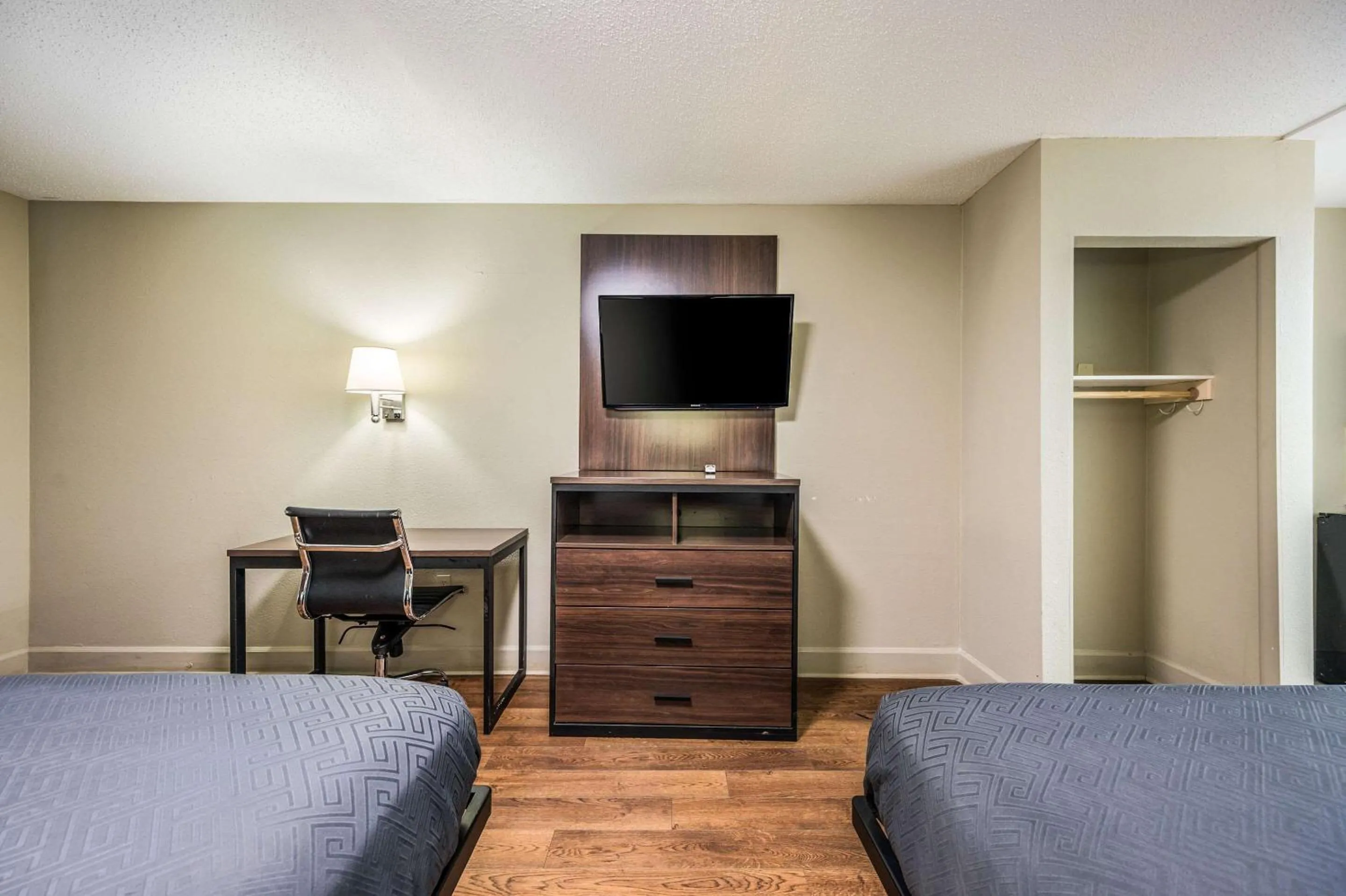 Photo of the whole room, Bed in Econo Lodge Inn & Suites Huntsville University Area