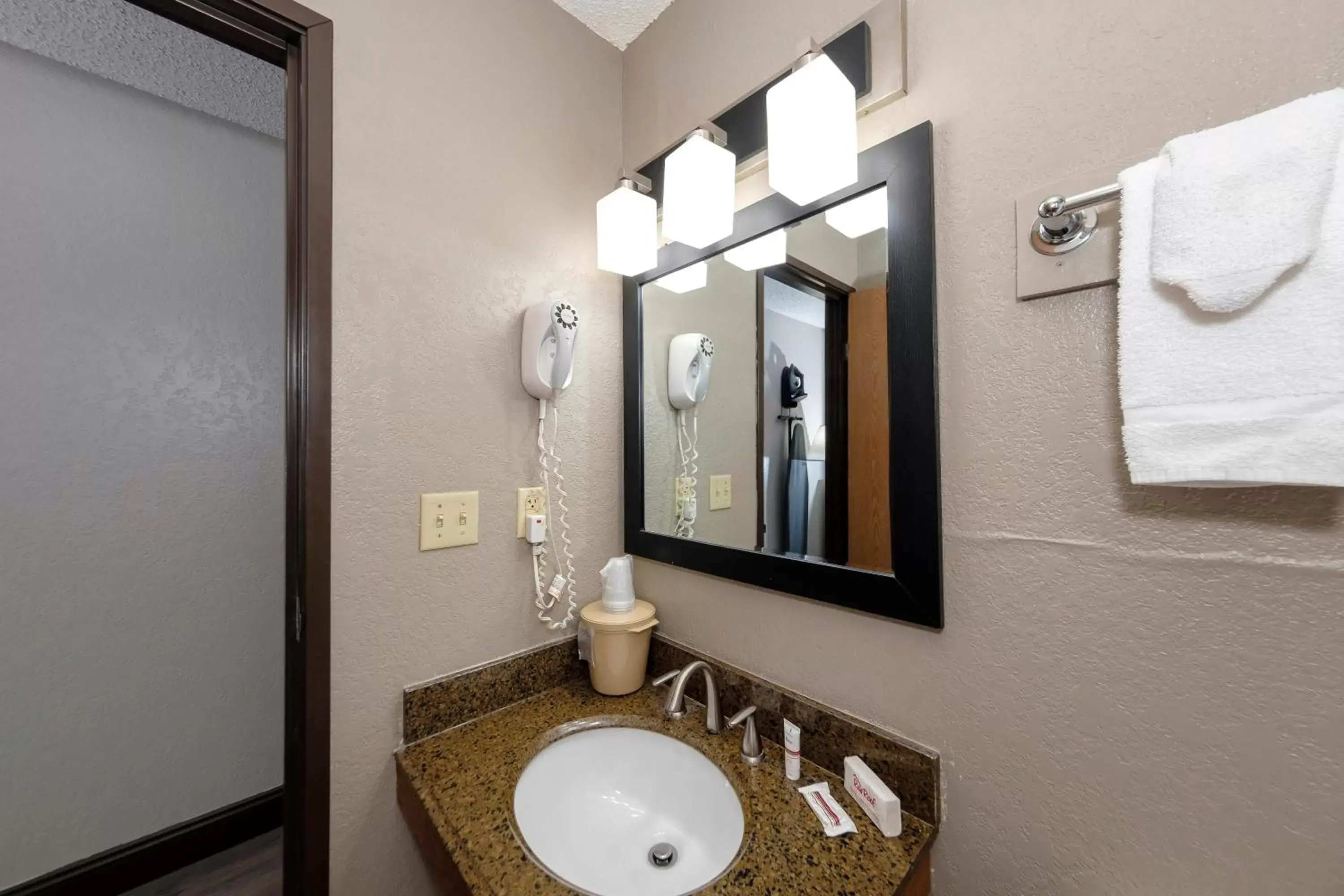 Bathroom in Red Roof Inn Culpeper