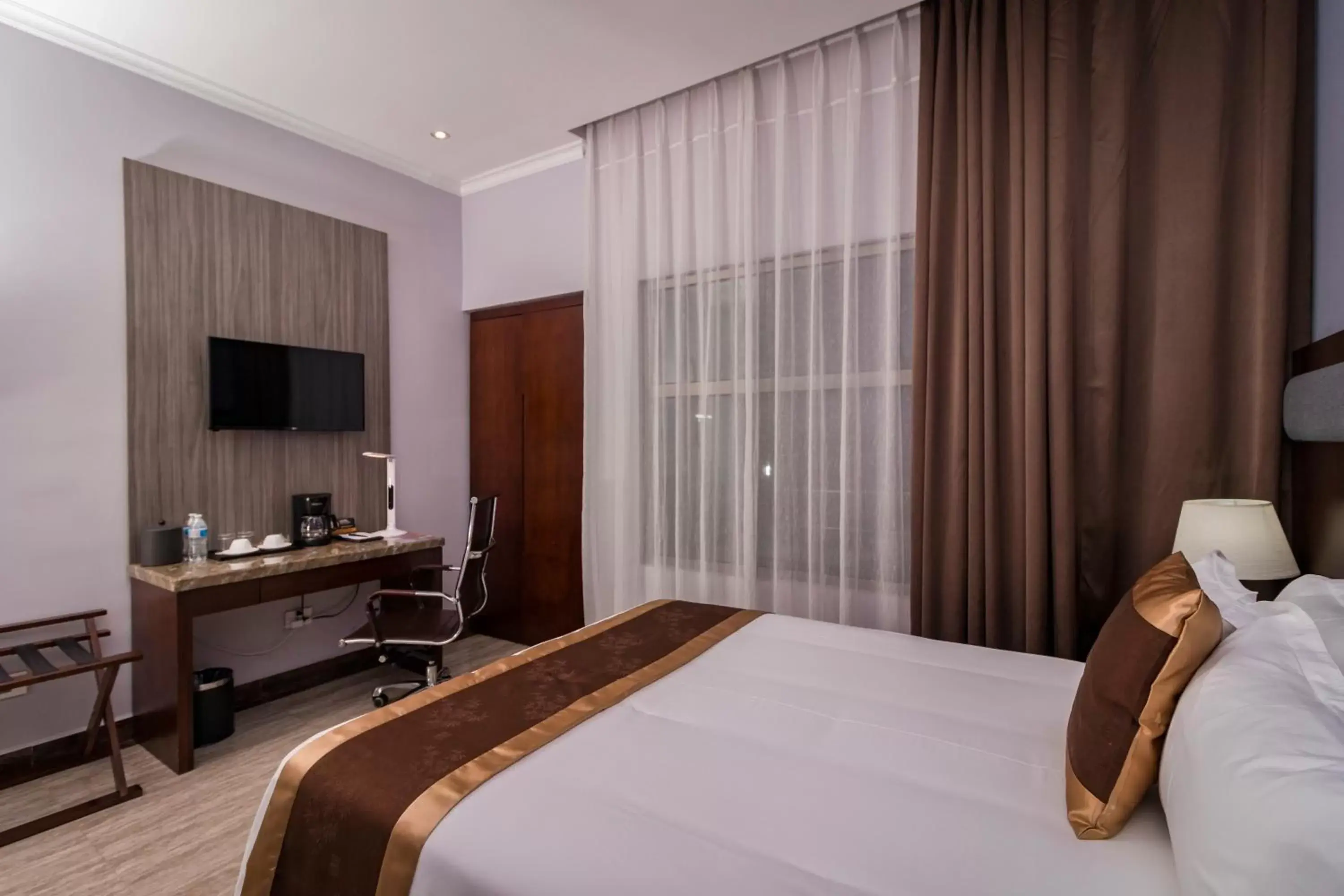 Standard Queen Room in Hotel City Plaza & Suites Standard Queen Room in Hotel City Plaza & Suites