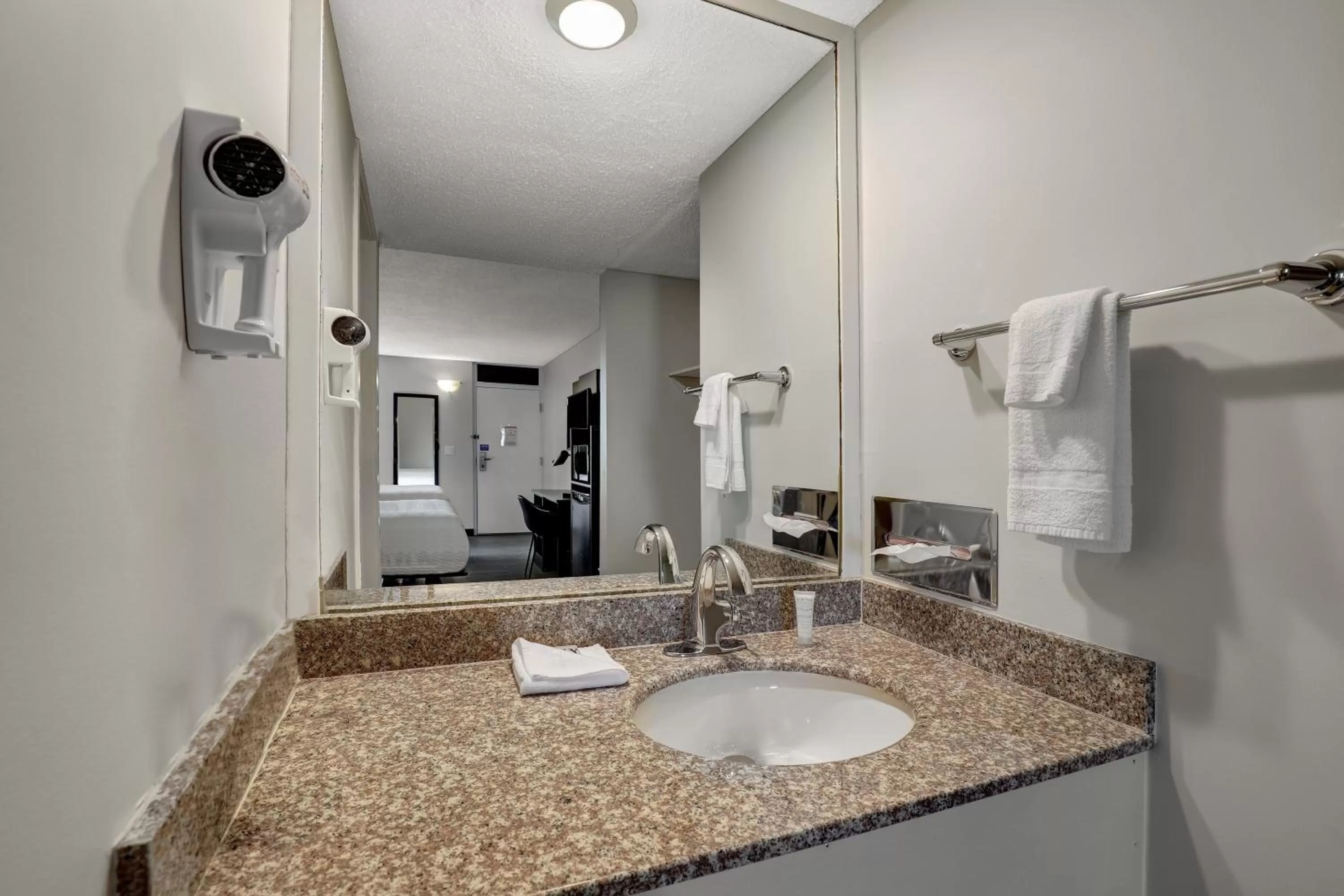 Bathroom in Motel 6 Brooks AB