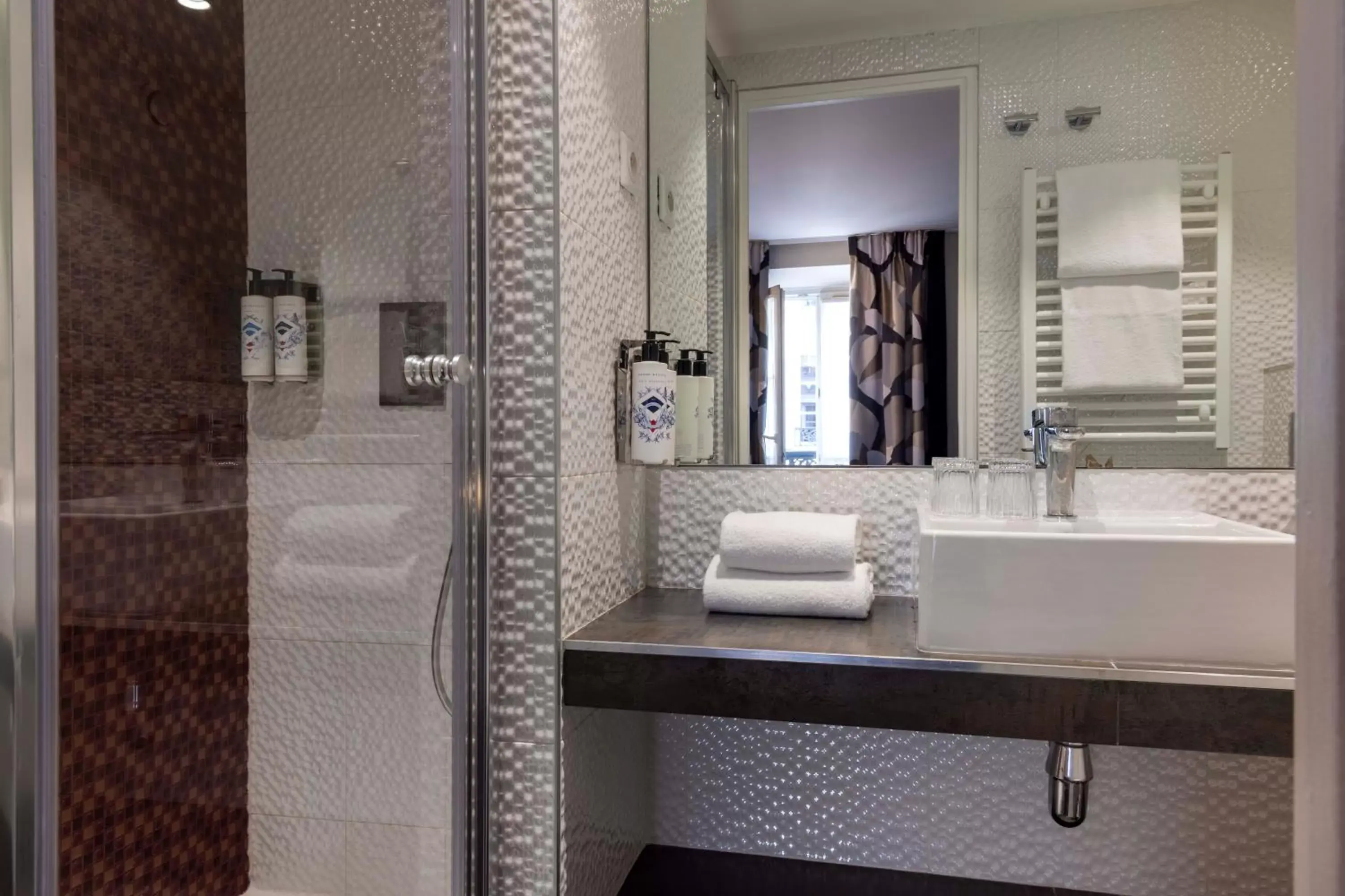 Bathroom in Hôtel Regina Opéra Grands Boulevards