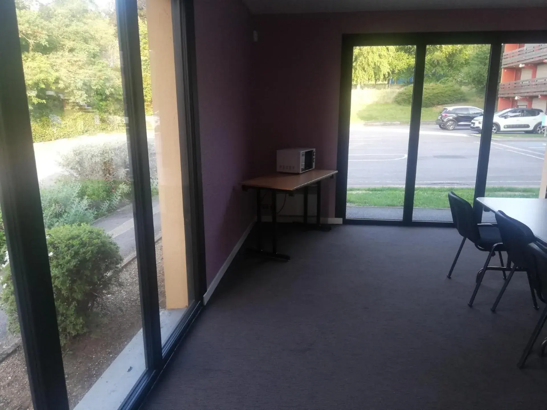 Communal lounge/ TV room, Garden View in Campanile Soissons