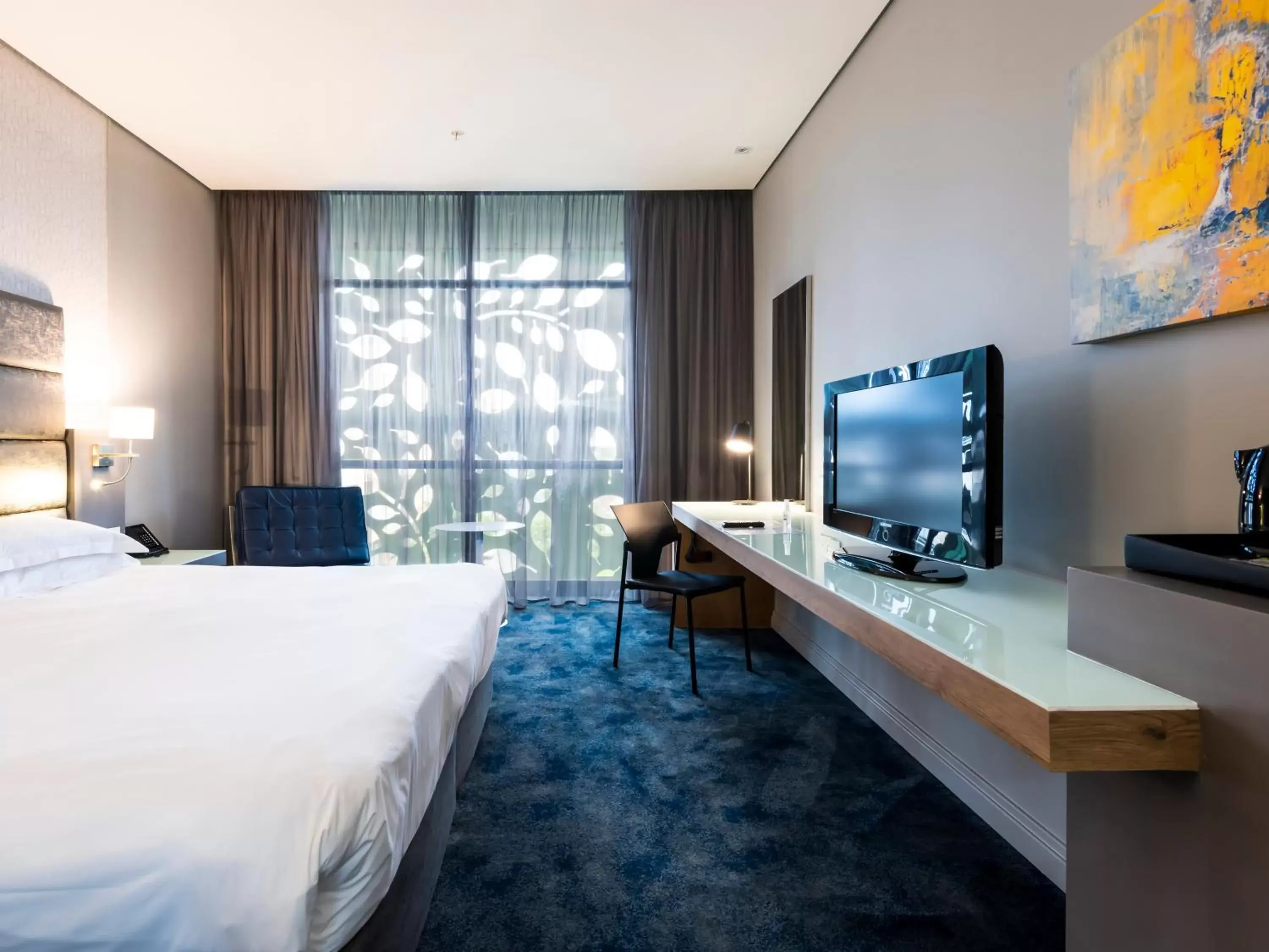 Bedroom, TV/Entertainment Center in aha Gateway Hotel Umhlanga