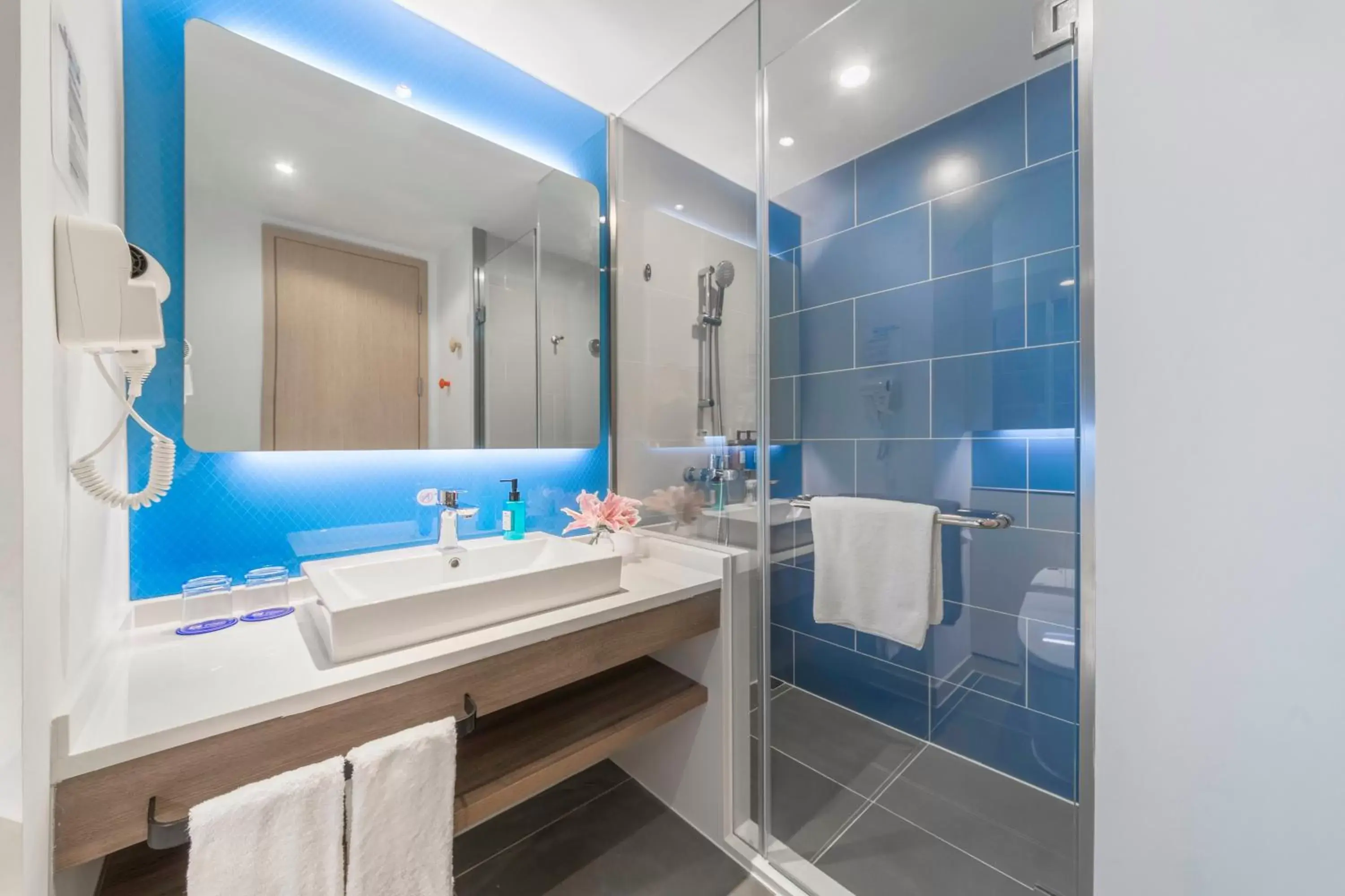 Shower, Bathroom in Holiday Inn Express Shanghai Gubei, an IHG Hotel