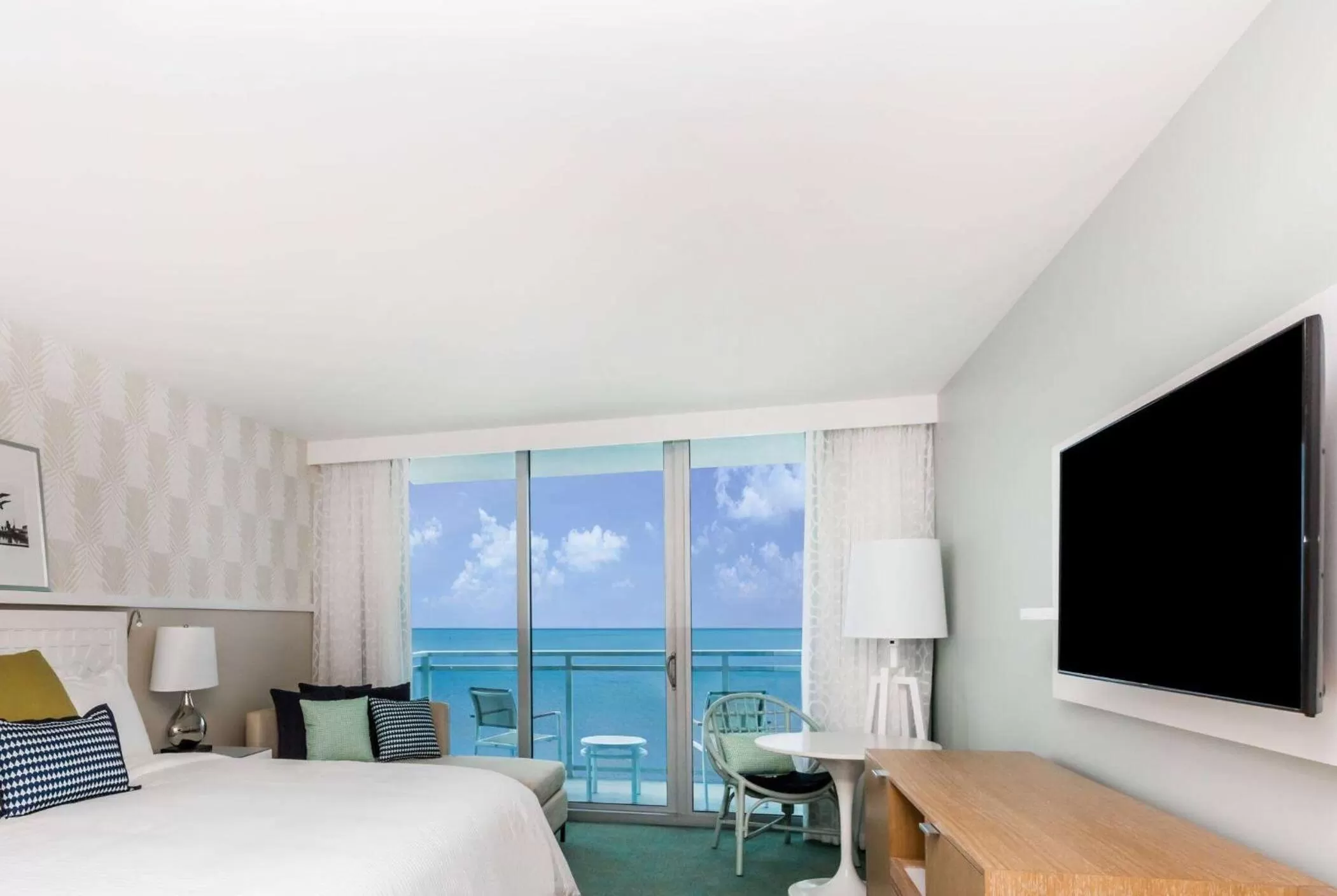 Bedroom, Bed in Wyndham Grand Clearwater Beach