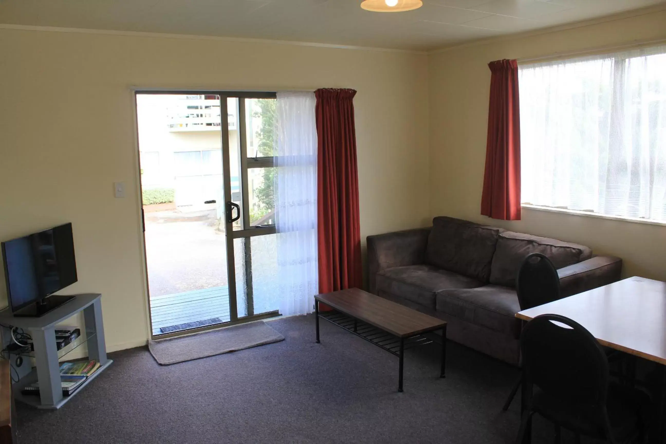 Living room, Seating Area in Coronation Court Motel