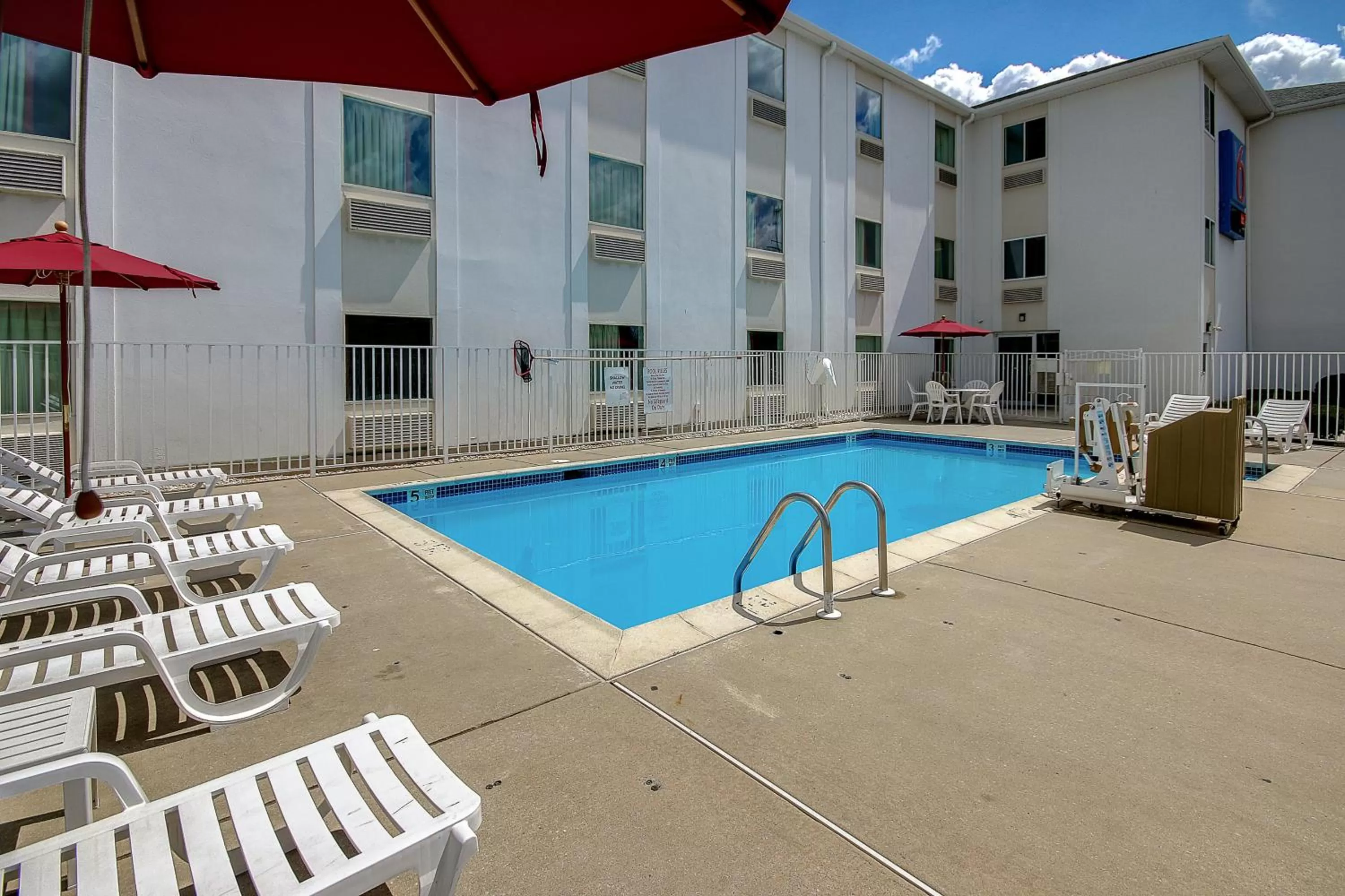 Swimming pool in Motel 6 King Of Prussia PA