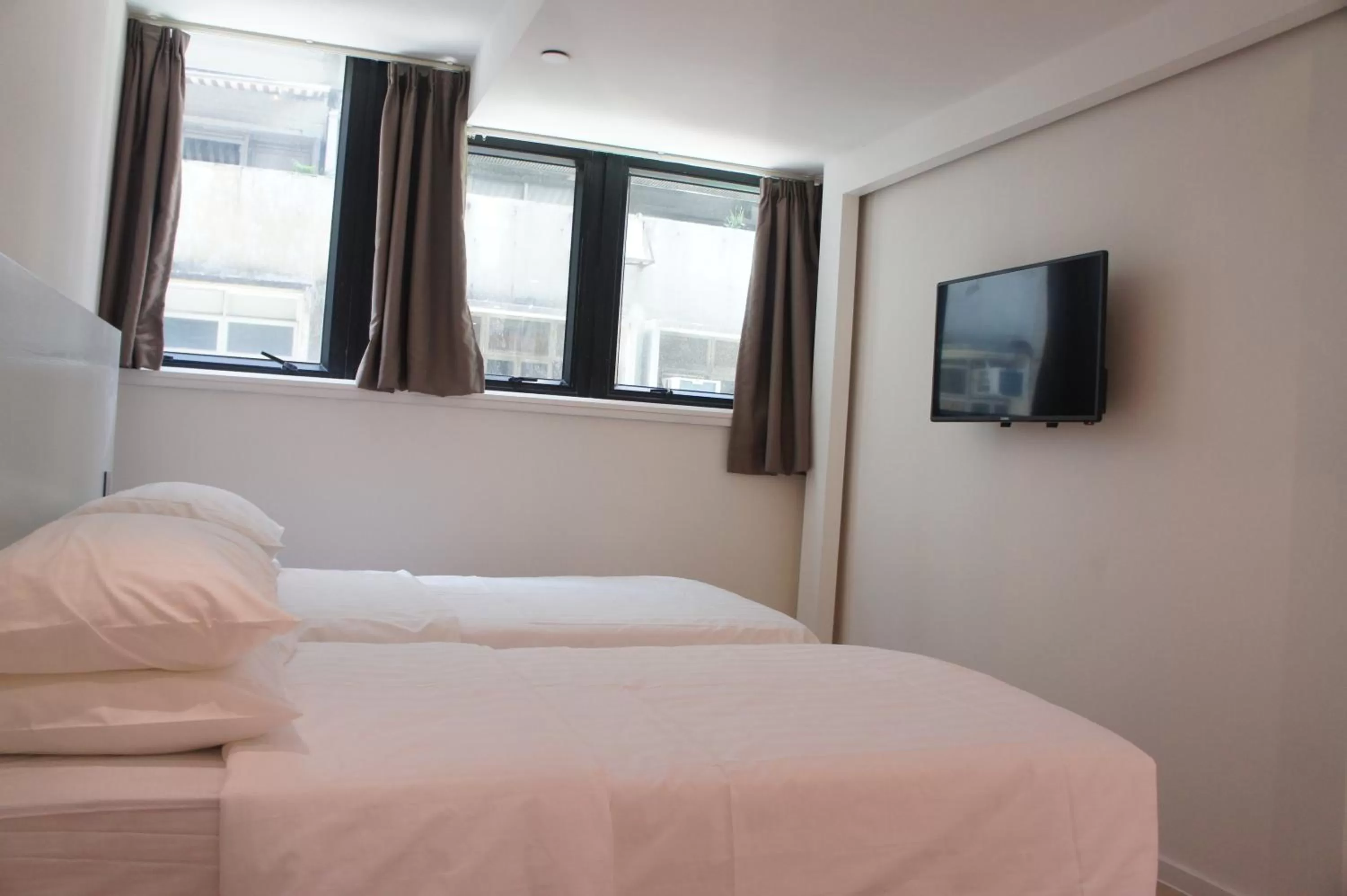 Photo of the whole room, Bed in Homy Central