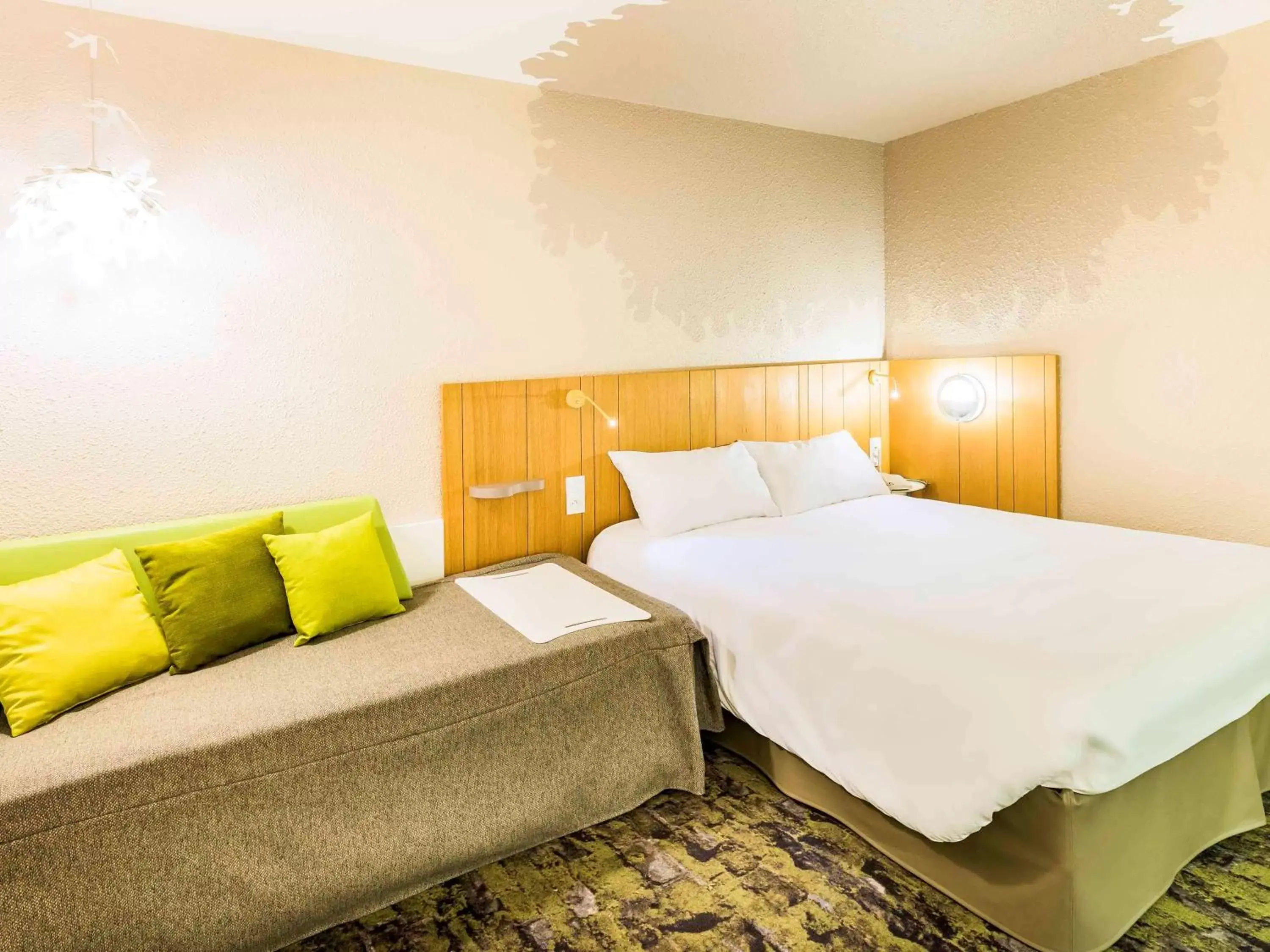 Photo of the whole room, Bed in ibis Styles Tours Sud