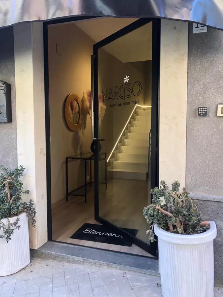 Facade/Entrance in Narciso boutique apartment