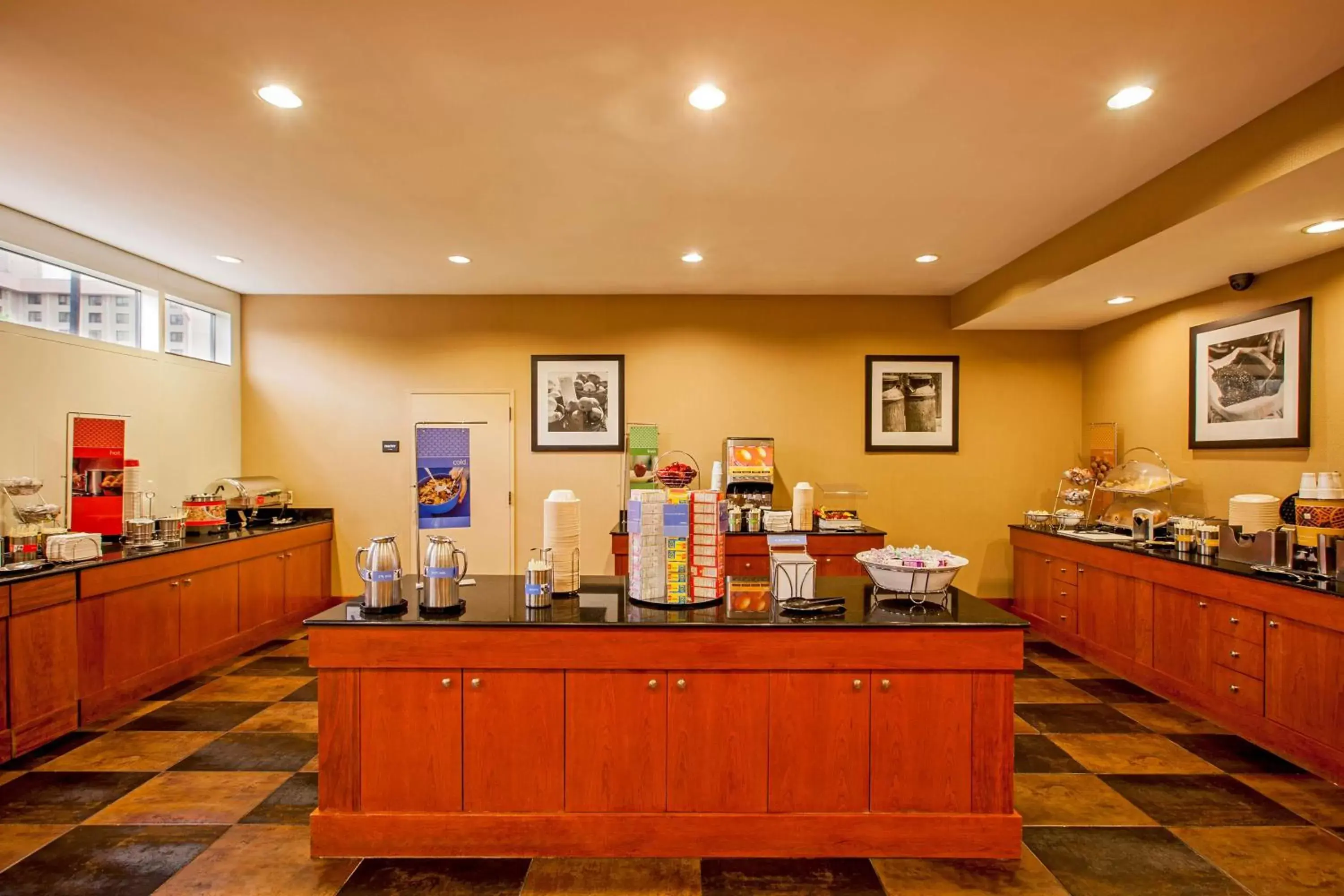 Dining area, Restaurant/Places to Eat in Hampton Inn New York - LaGuardia Airport