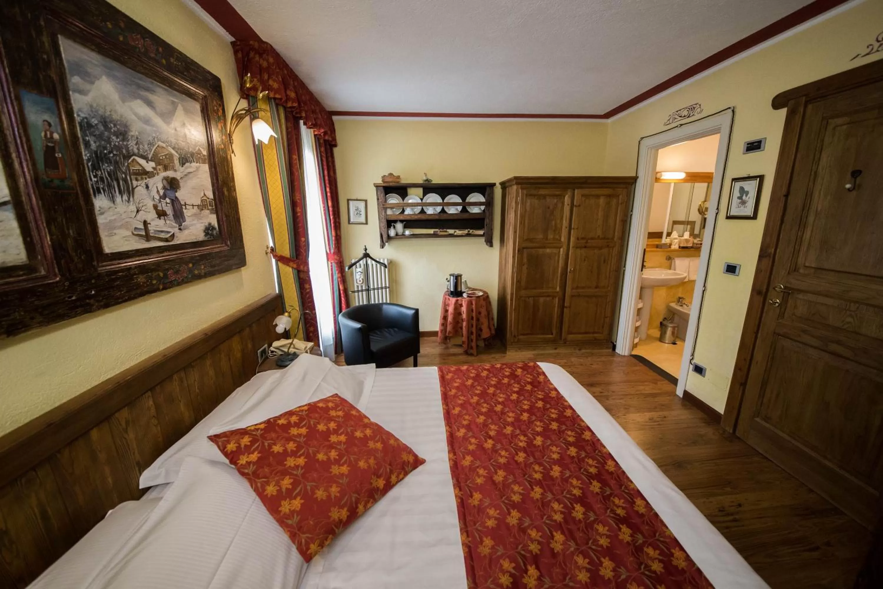 Photo of the whole room, Bed in Hotel Chalet La Meridiana