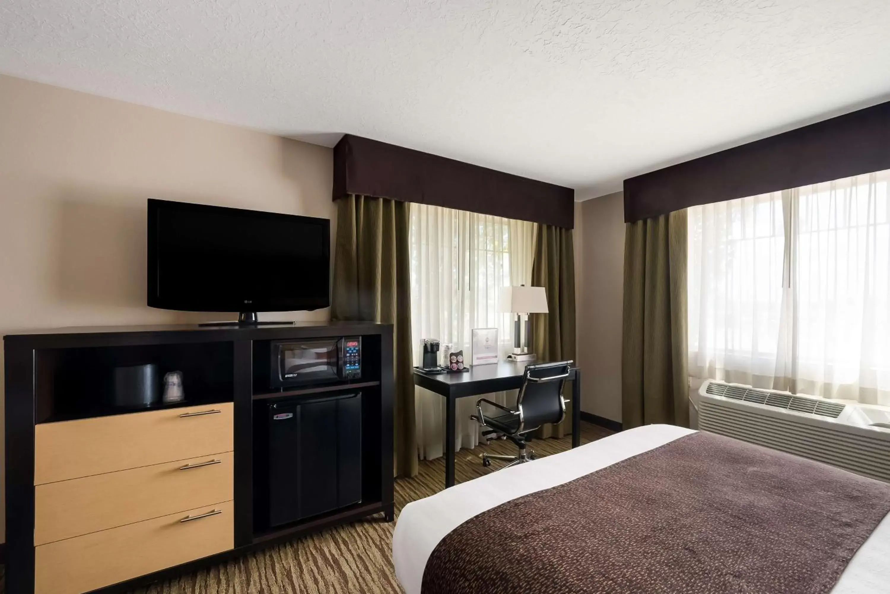 Bedroom, TV/Entertainment Center in Best Western Plus Landmark Hotel