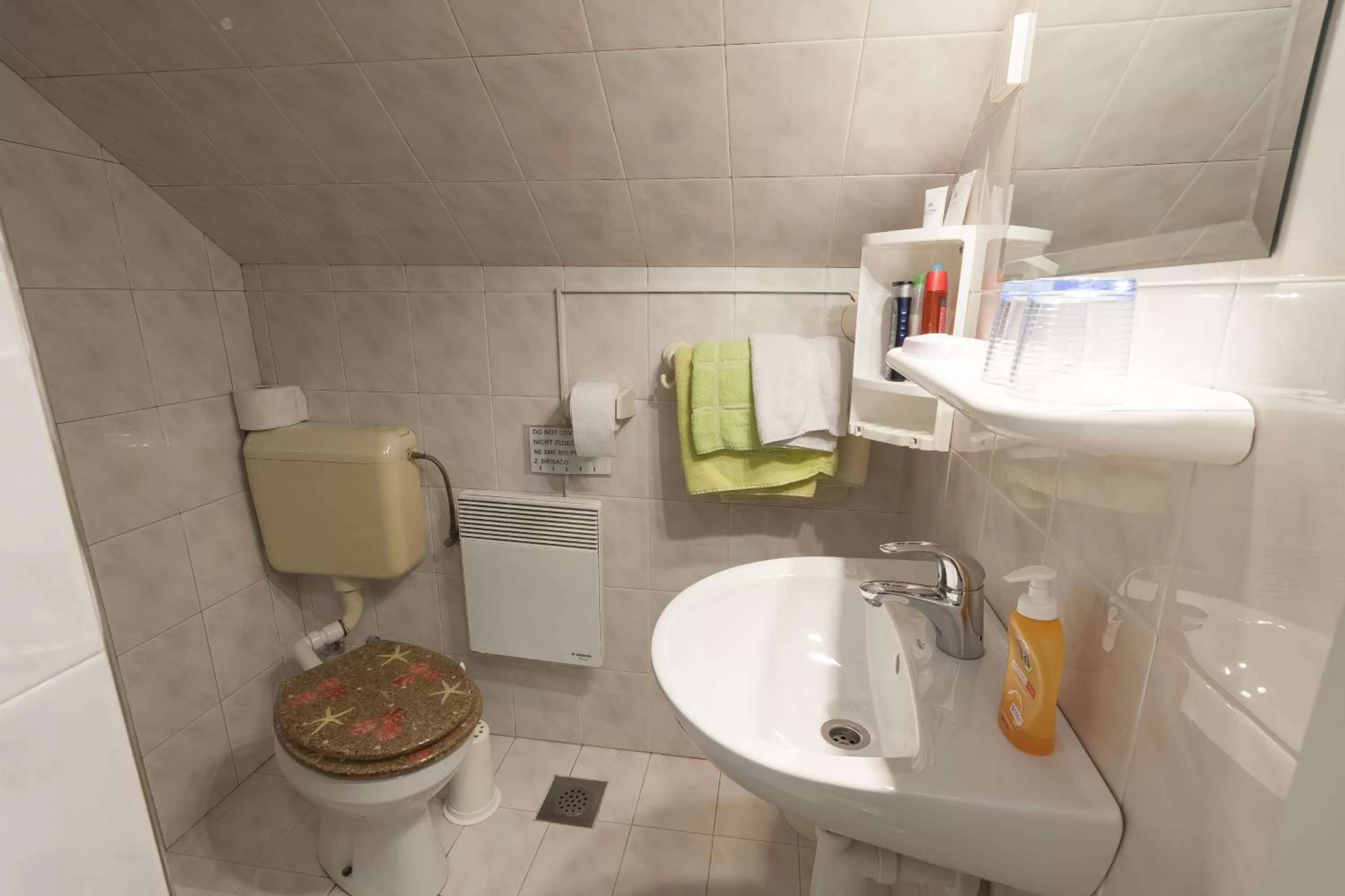 Bathroom in Rooms & Apartments Jana