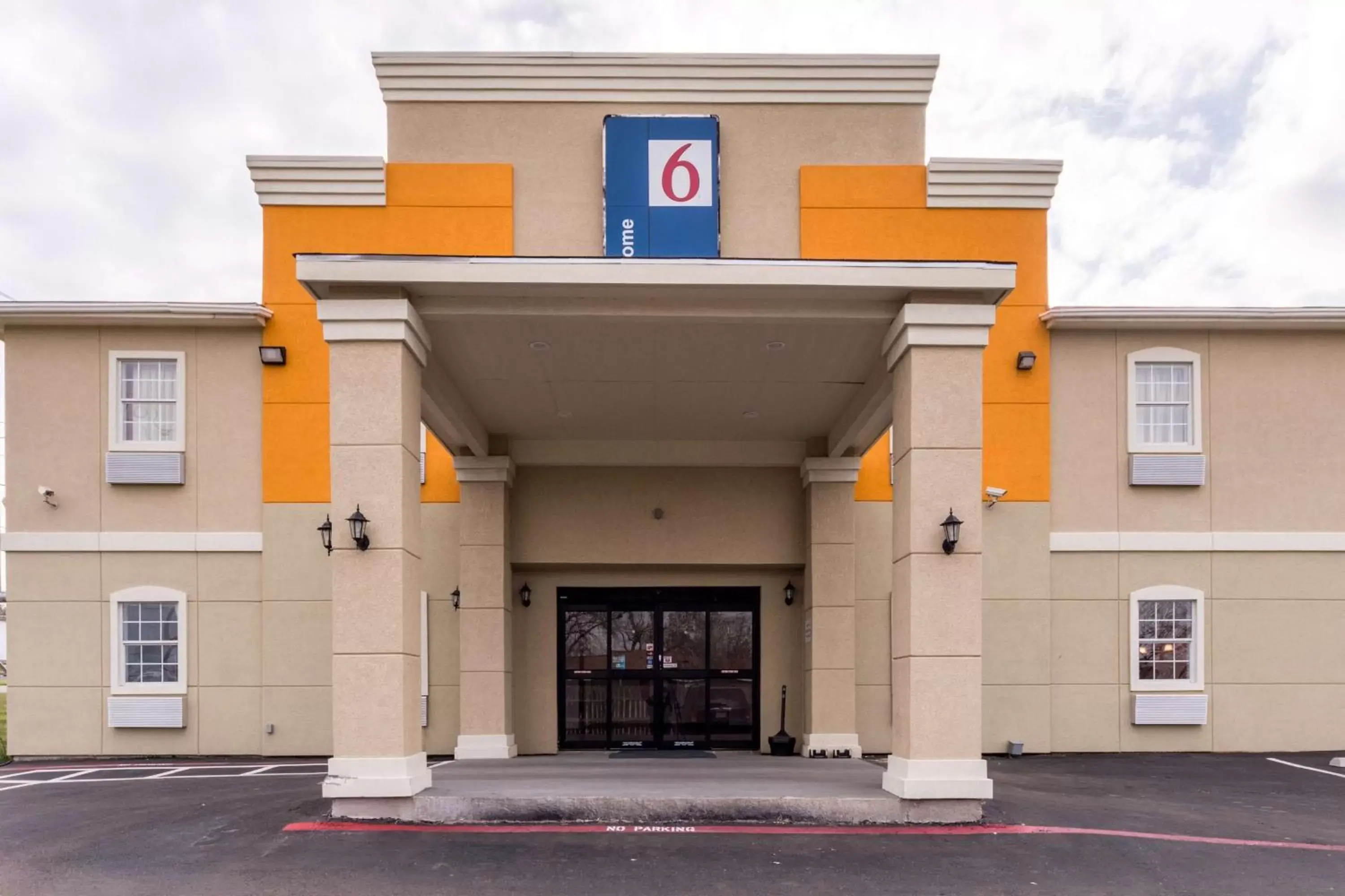 Property building in Motel 6-Jourdanton, TX Property building in Motel 6-Jourdanton, TX
