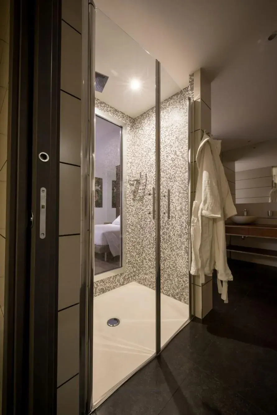 Shower, Bathroom in Fuori le Mura