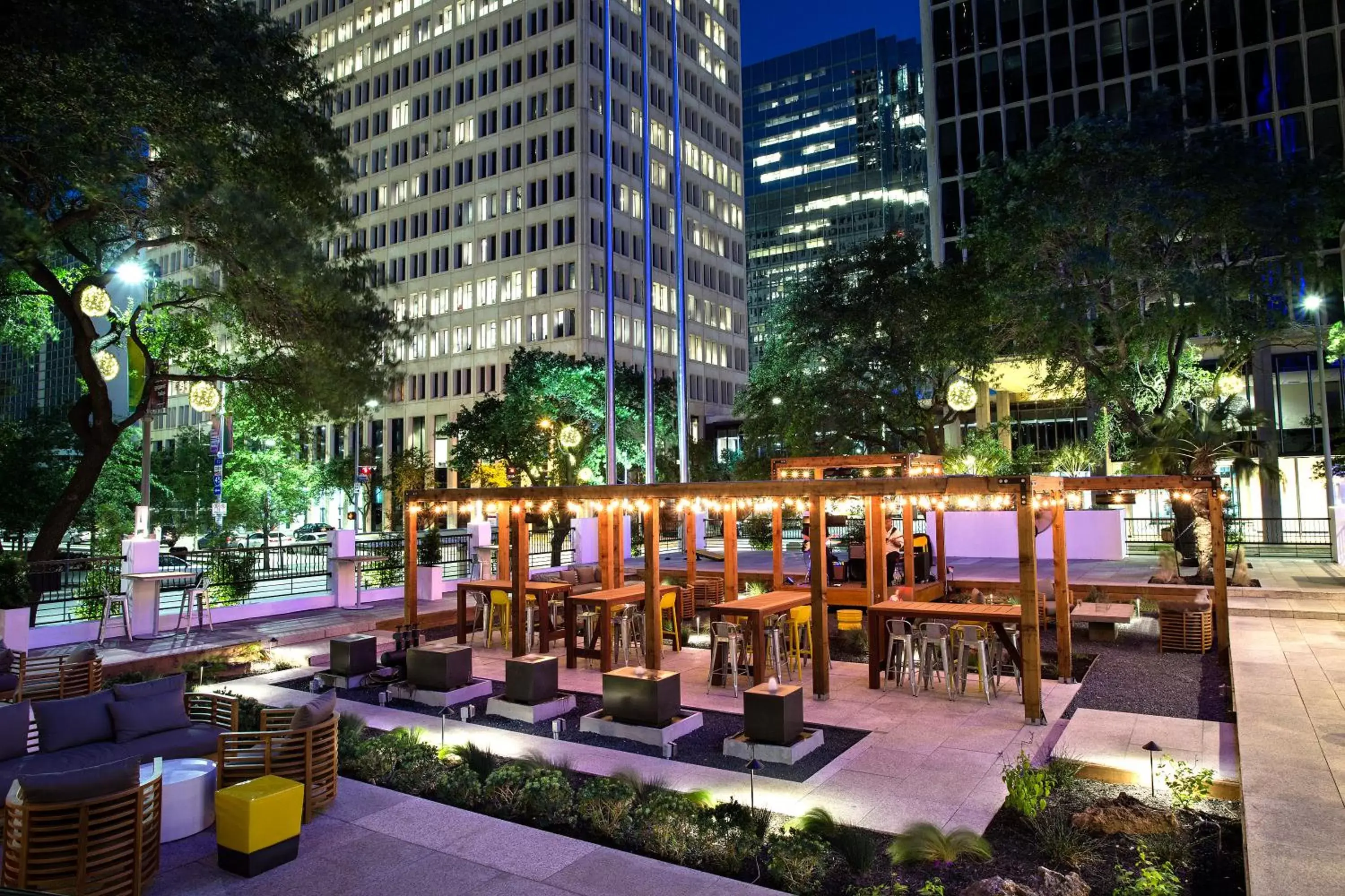 Lounge or bar, Restaurant/Places to Eat in The Whitehall Houston