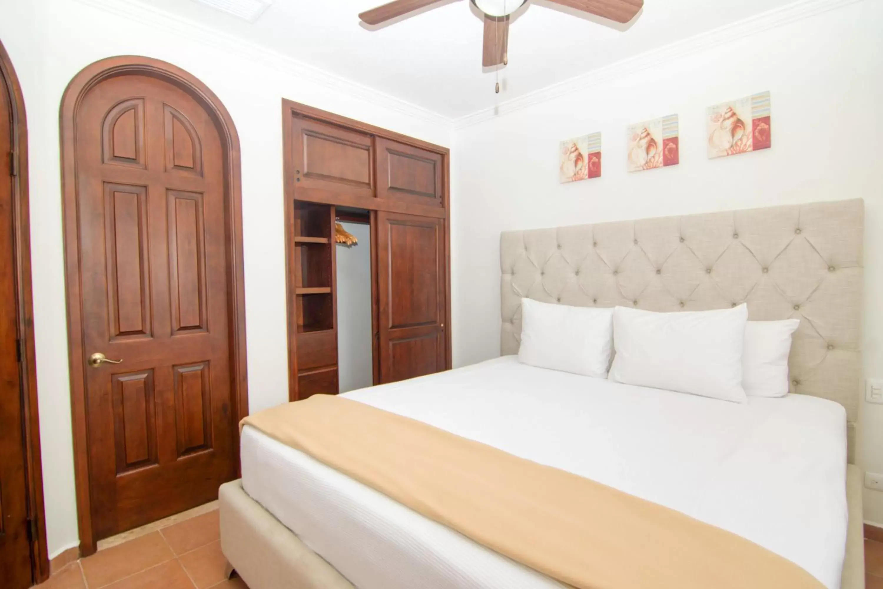 Bed in Casa Blanca Golf Villas