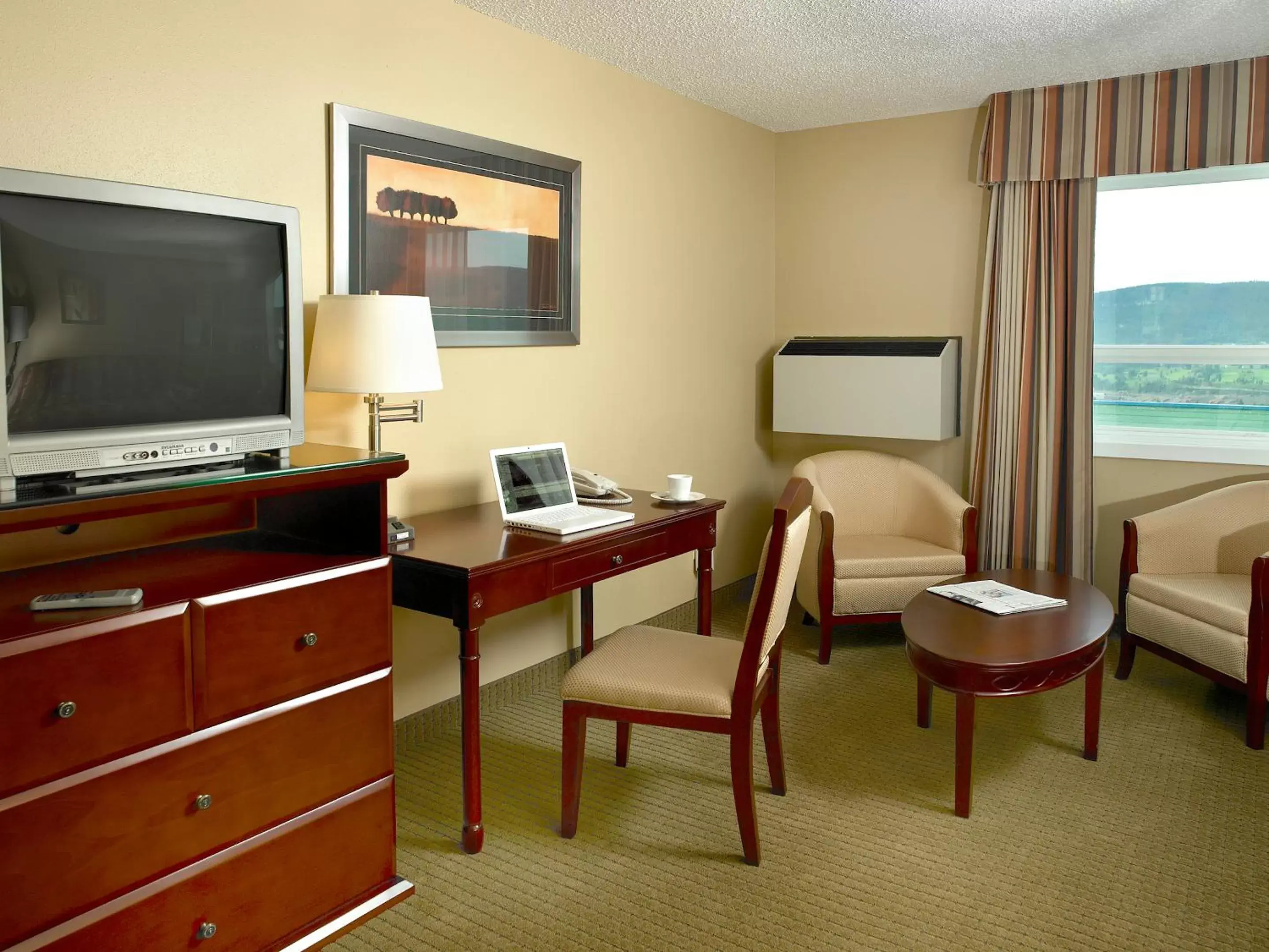 Bedroom, TV/Entertainment Center in Coast Fraser Inn