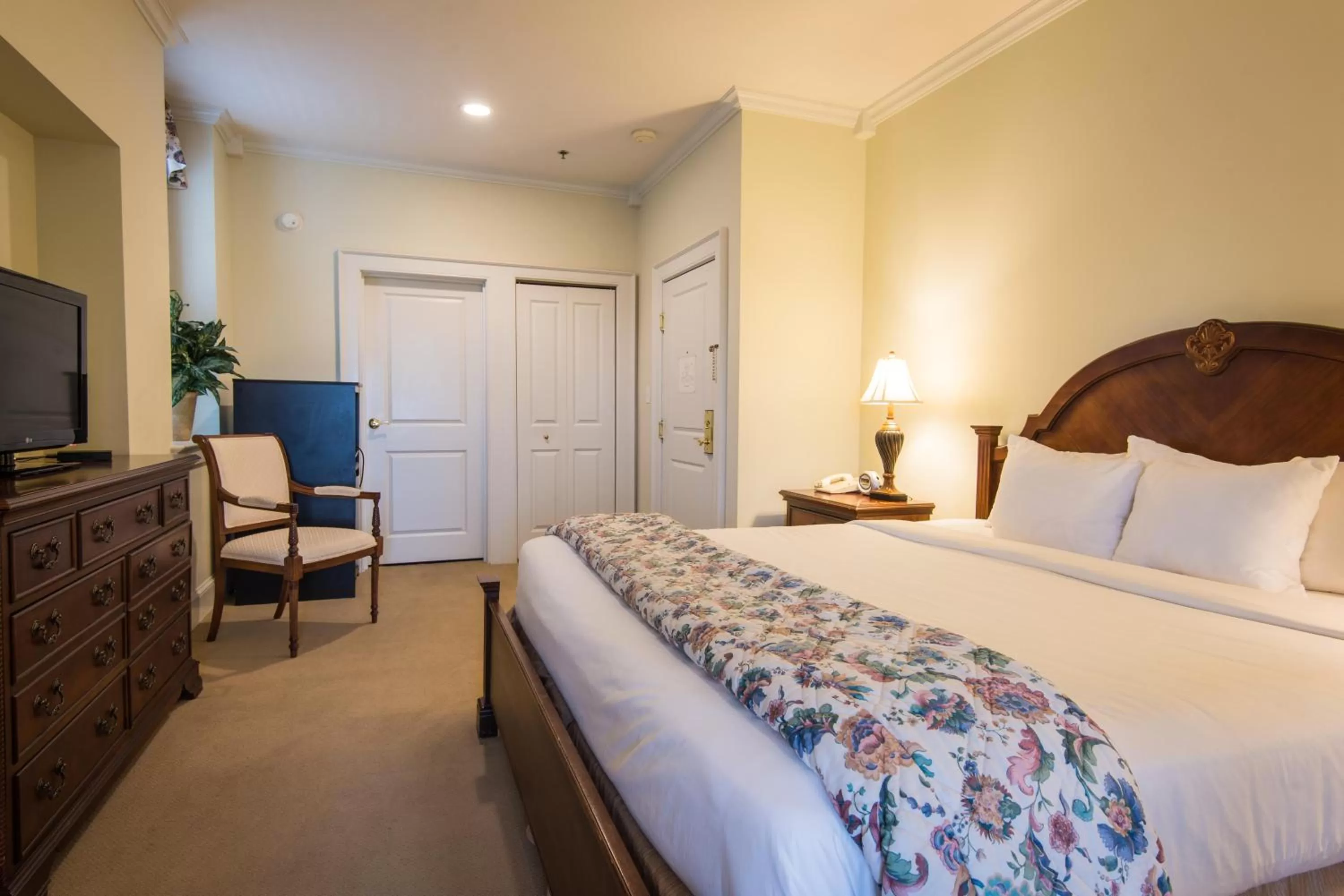 Deluxe King Room in Fort Harrison State Park Inn