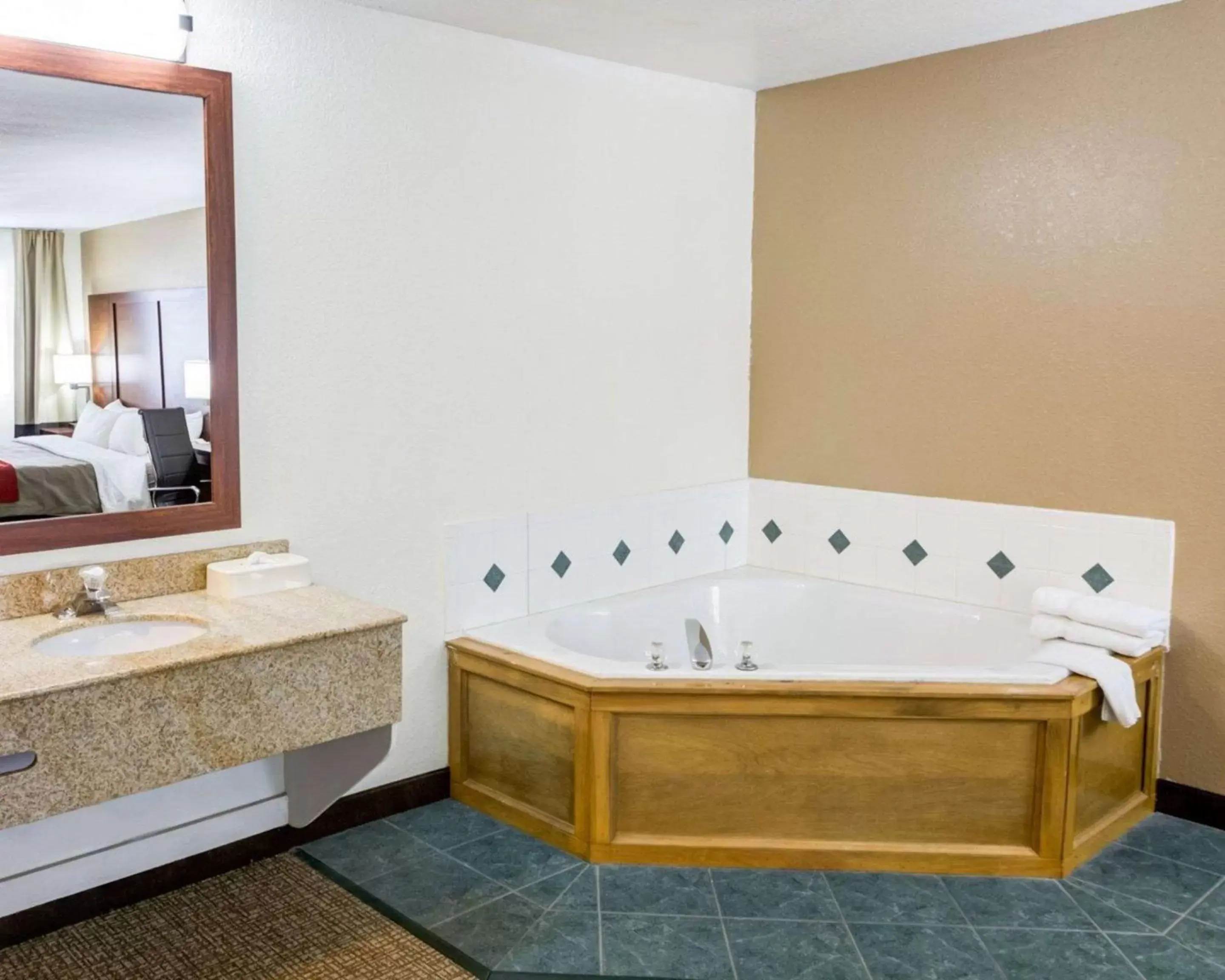 Photo of the whole room, Bathroom in Comfort Inn Kearney - Liberty