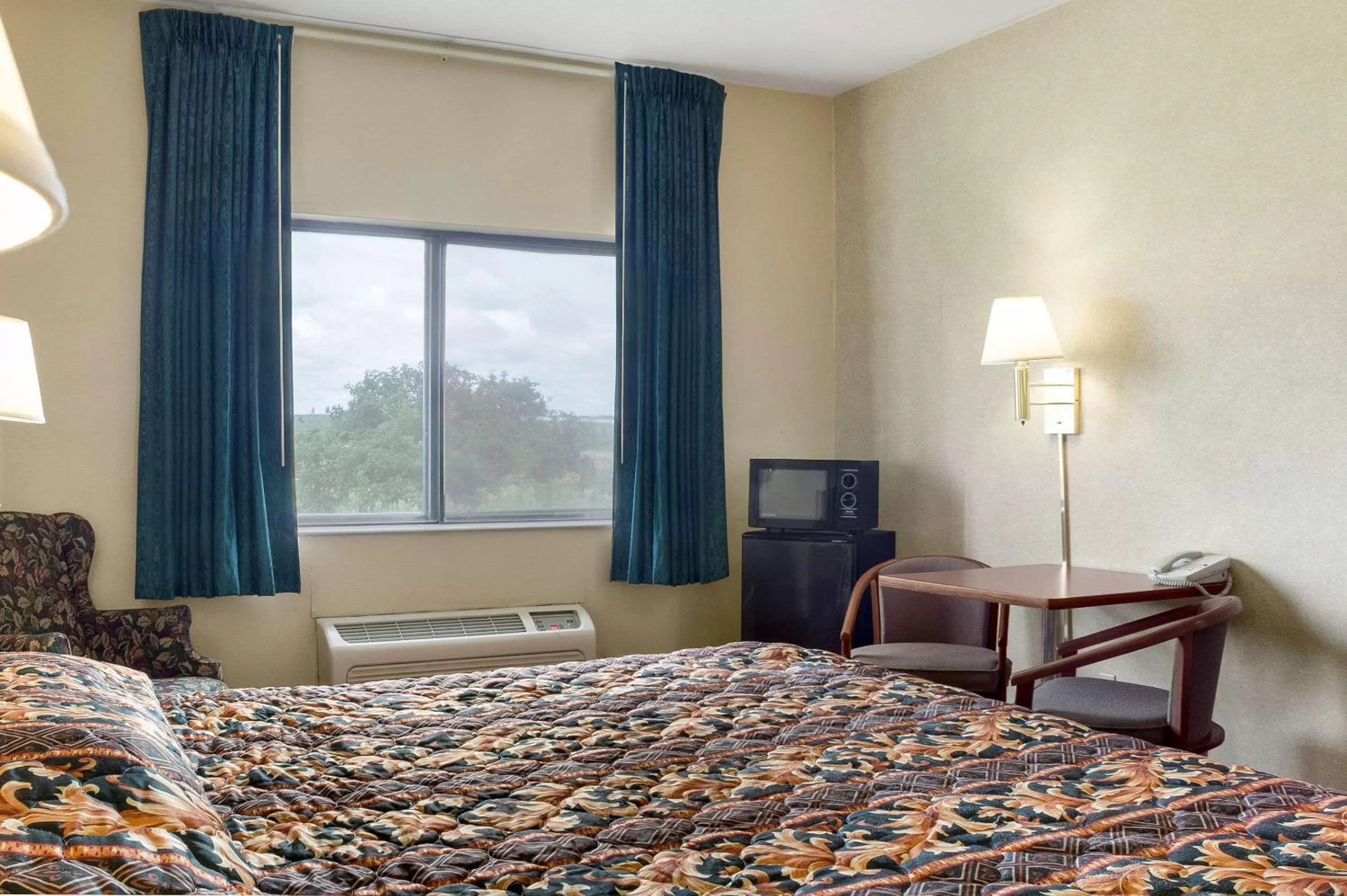 Photo of the whole room, Bed in Rodeway Inn Wahpeton