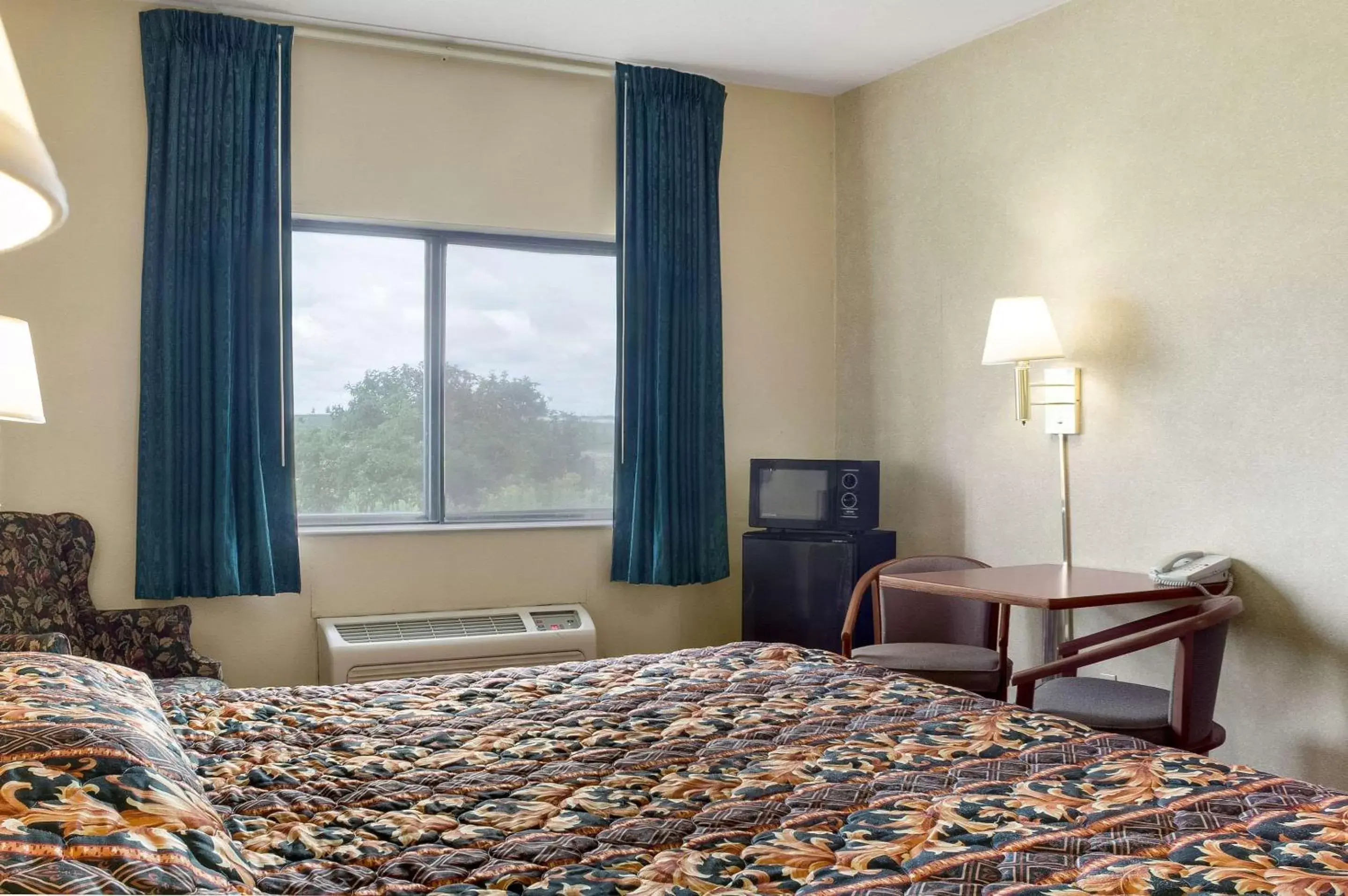 Photo of the whole room, Bed in Rodeway Inn Wahpeton