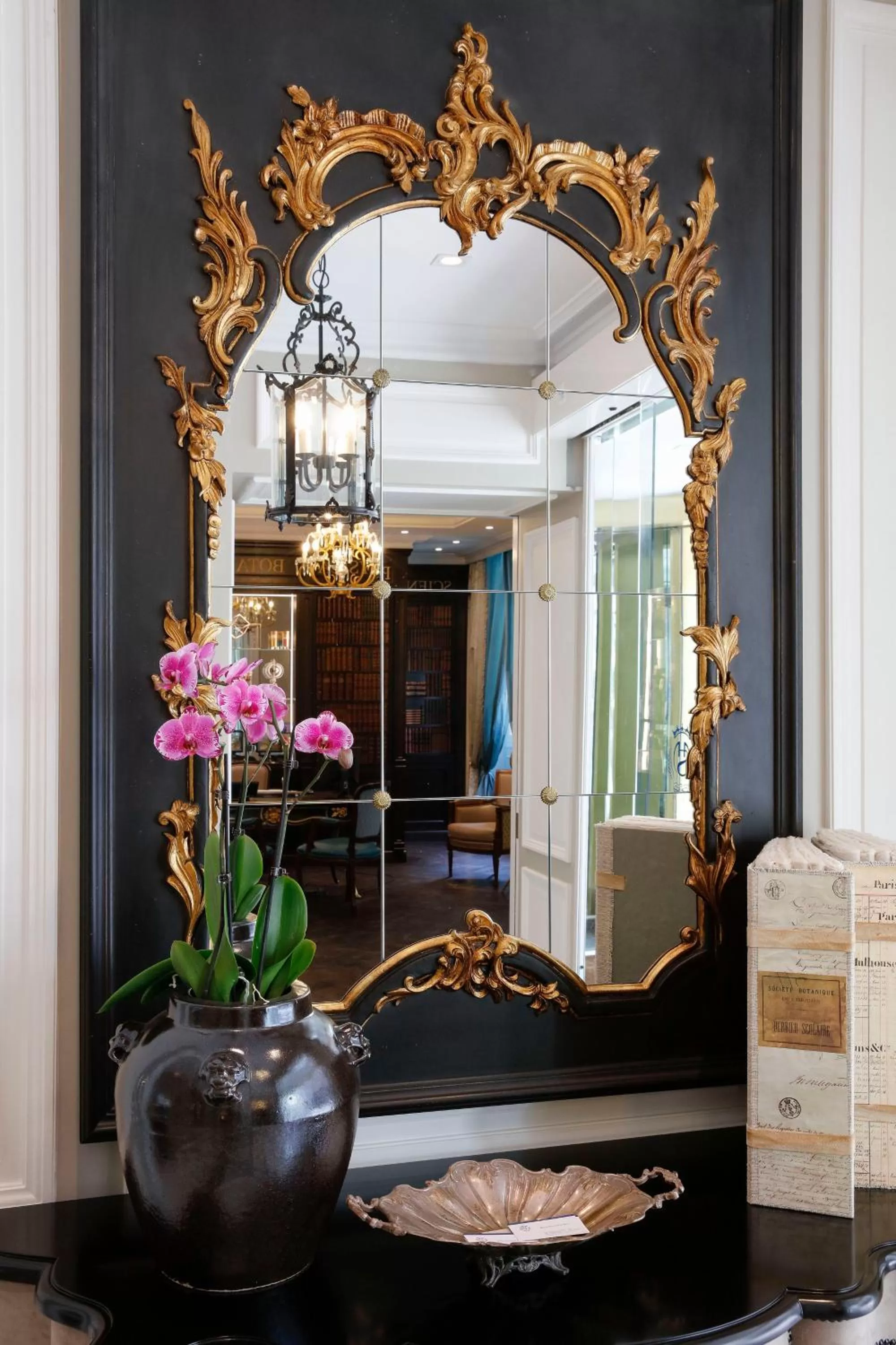 Decorative detail in Hôtel Serotel Lutèce