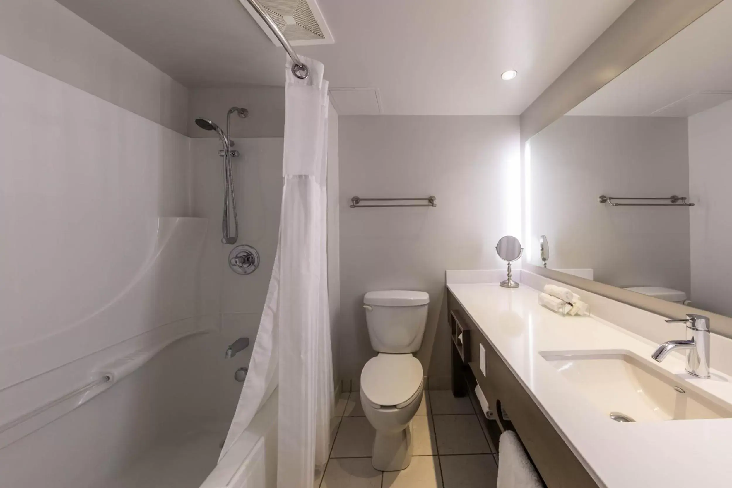 Bathroom in Hôtel & Suites Normandin Québec