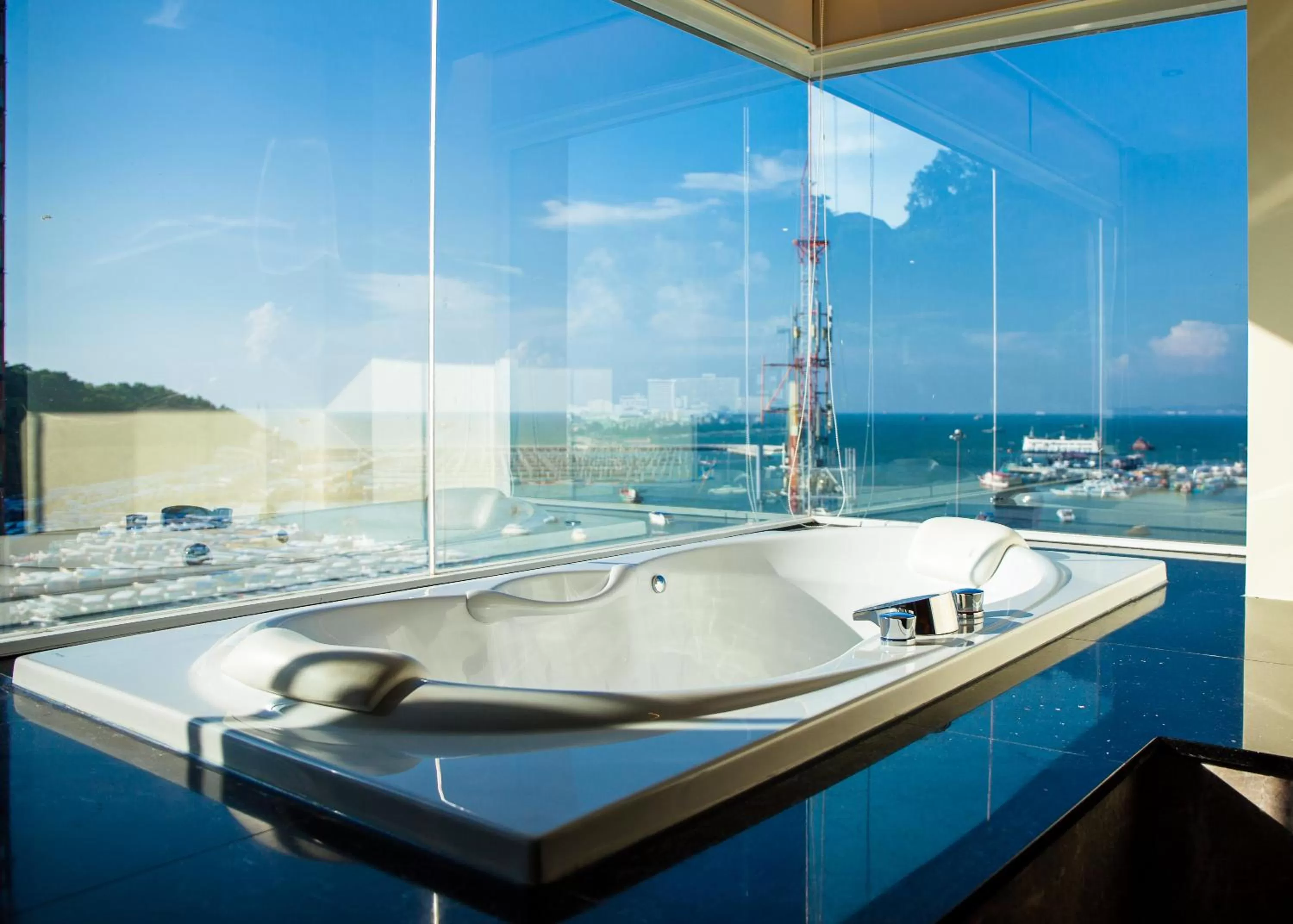 Bathroom in Balihai Bay Pattaya