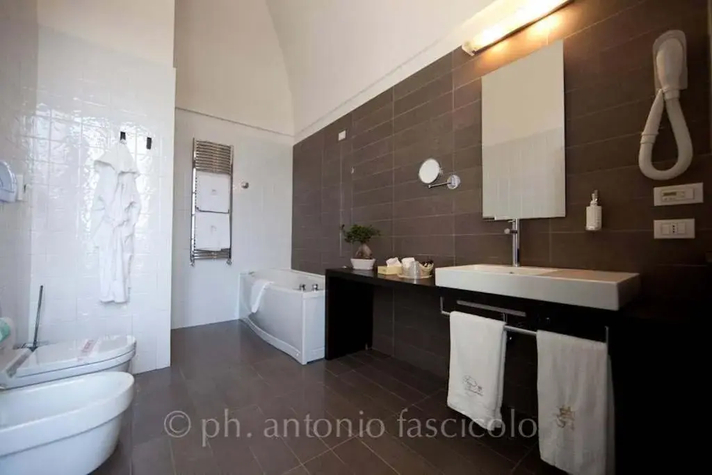 Bathroom in San Tommaso Hotel