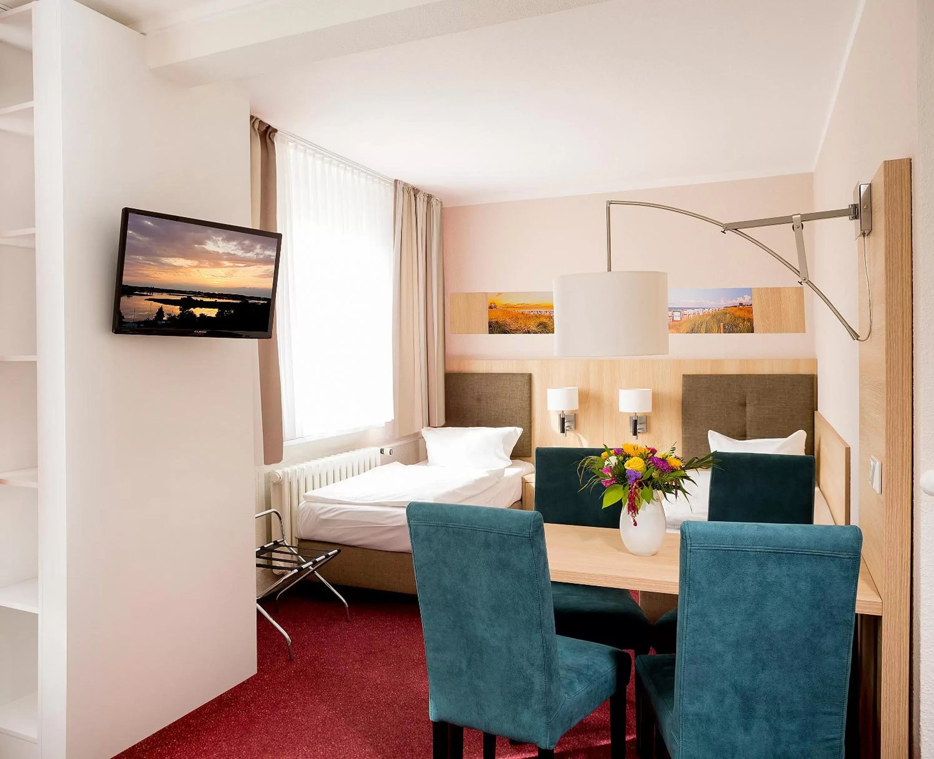 TV and multimedia, Dining Area in Garni Eden Hotels