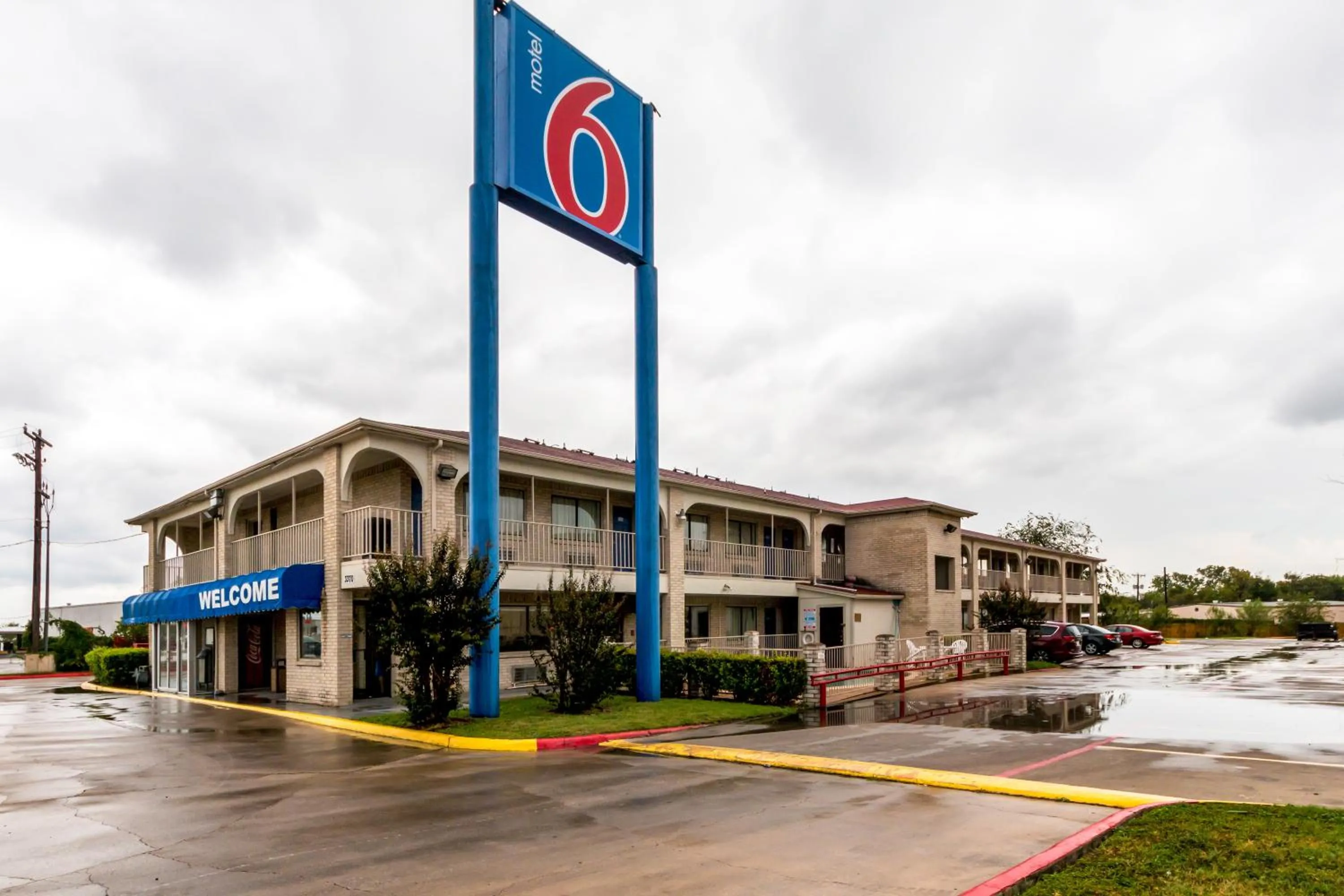Facade/entrance in Motel 6 San Antonio, TX - Frost Bank Center