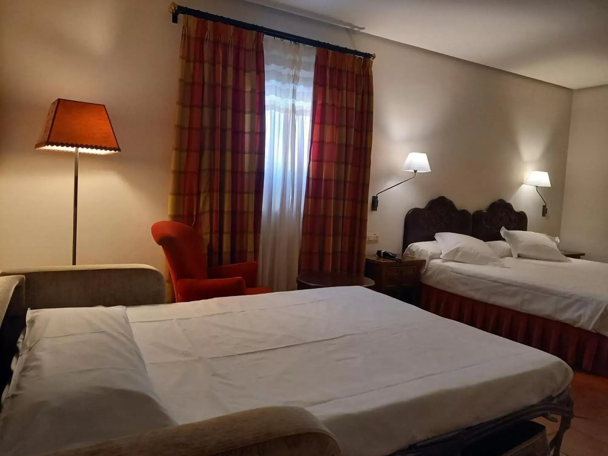 Photo of the whole room, Bed in Parador de Zafra