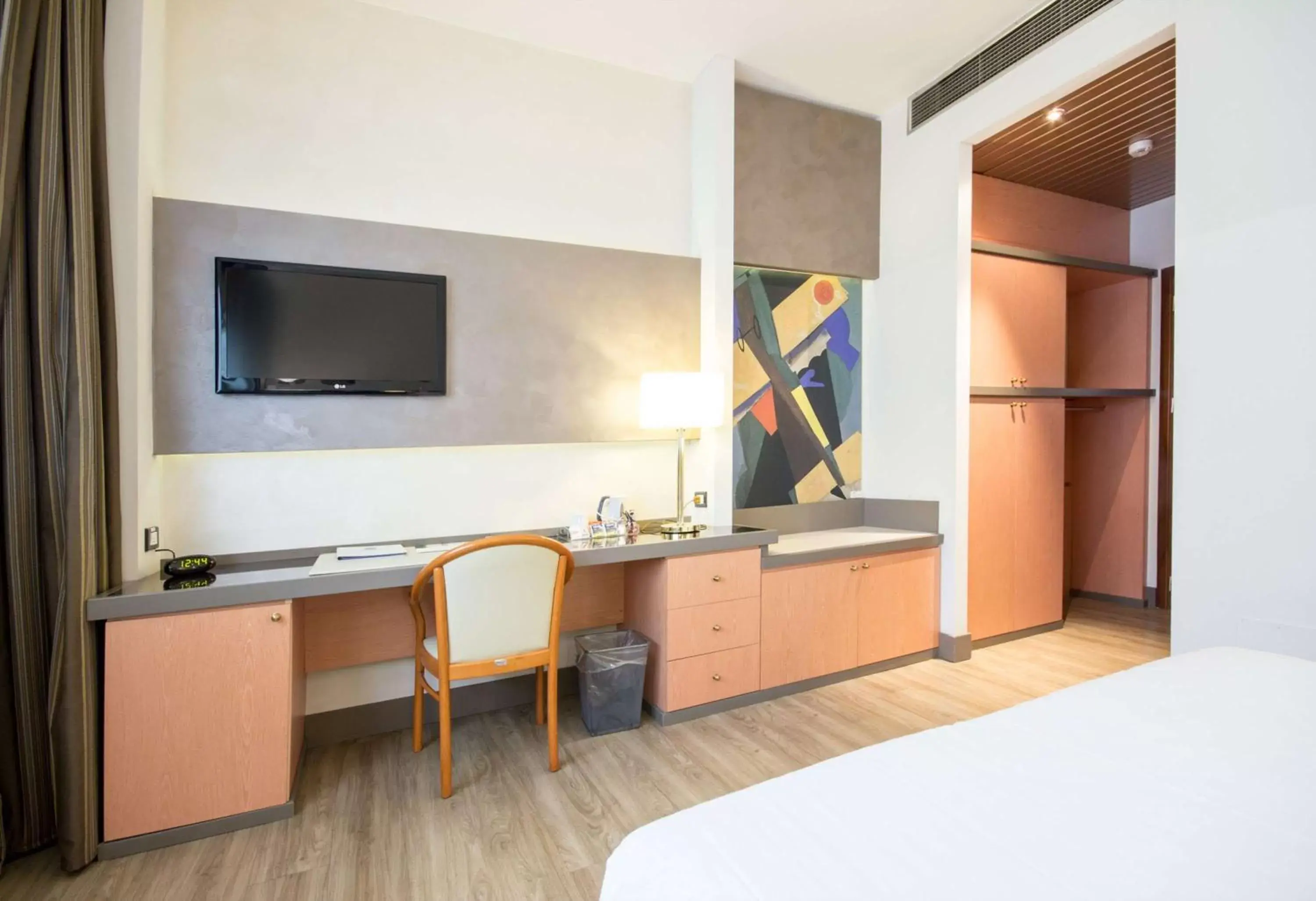 TV and multimedia, TV/Entertainment Center in Best Western Modena District