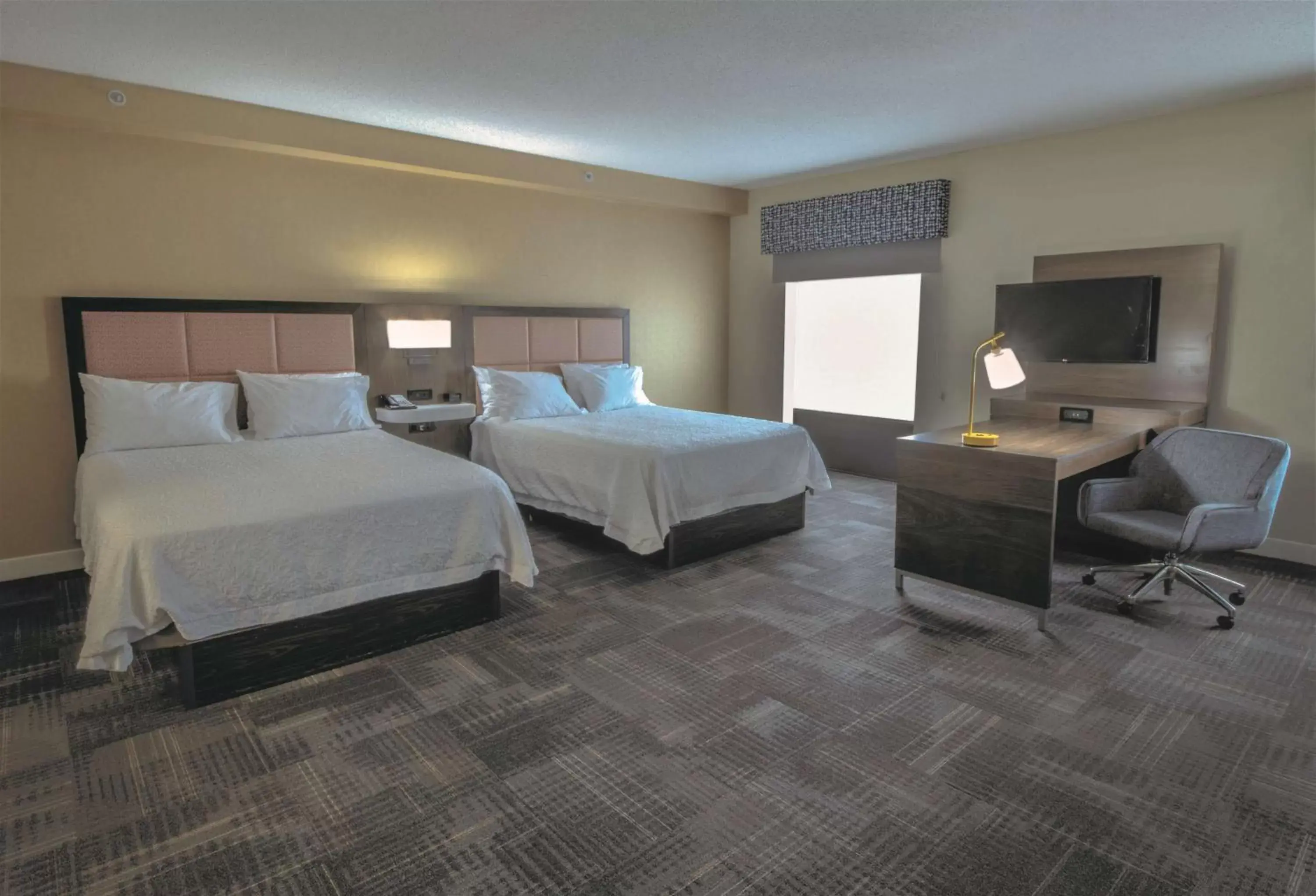 Photo of the whole room, Bed in Hampton Inn & Suites Chesapeake-Battlefield Boulevard