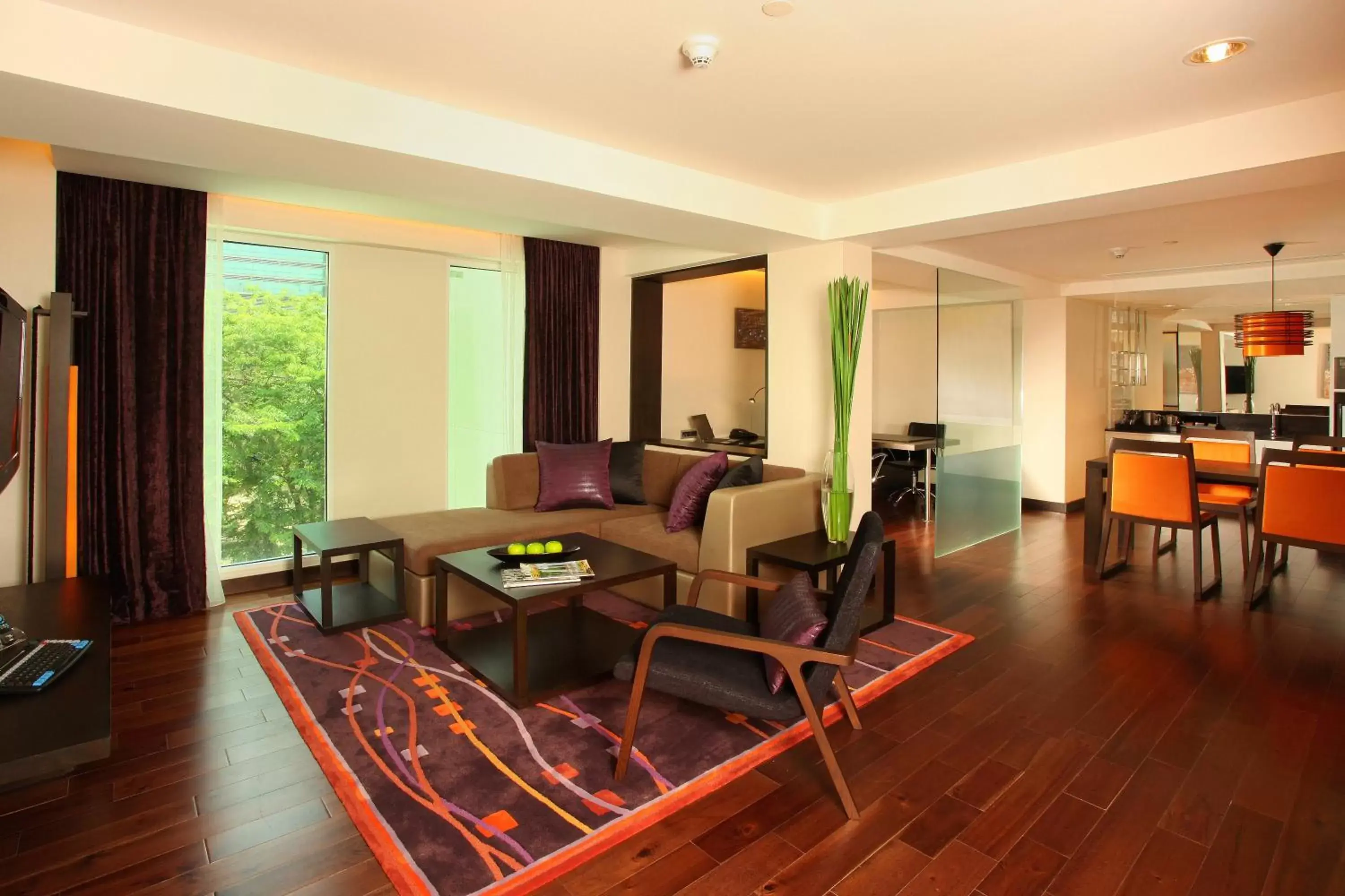 Living room in Radisson Suites Bangkok Sukhumvit - SHA Extra Plus