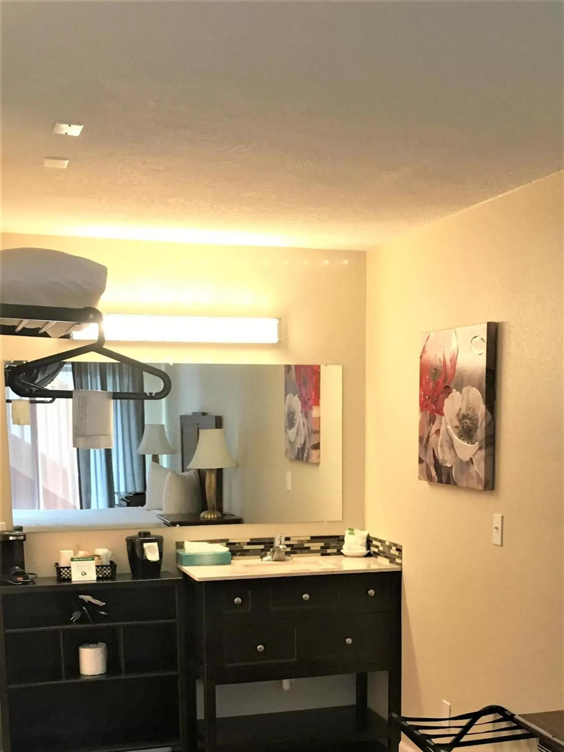 Kitchen/Kitchenette in The Waldport Inn