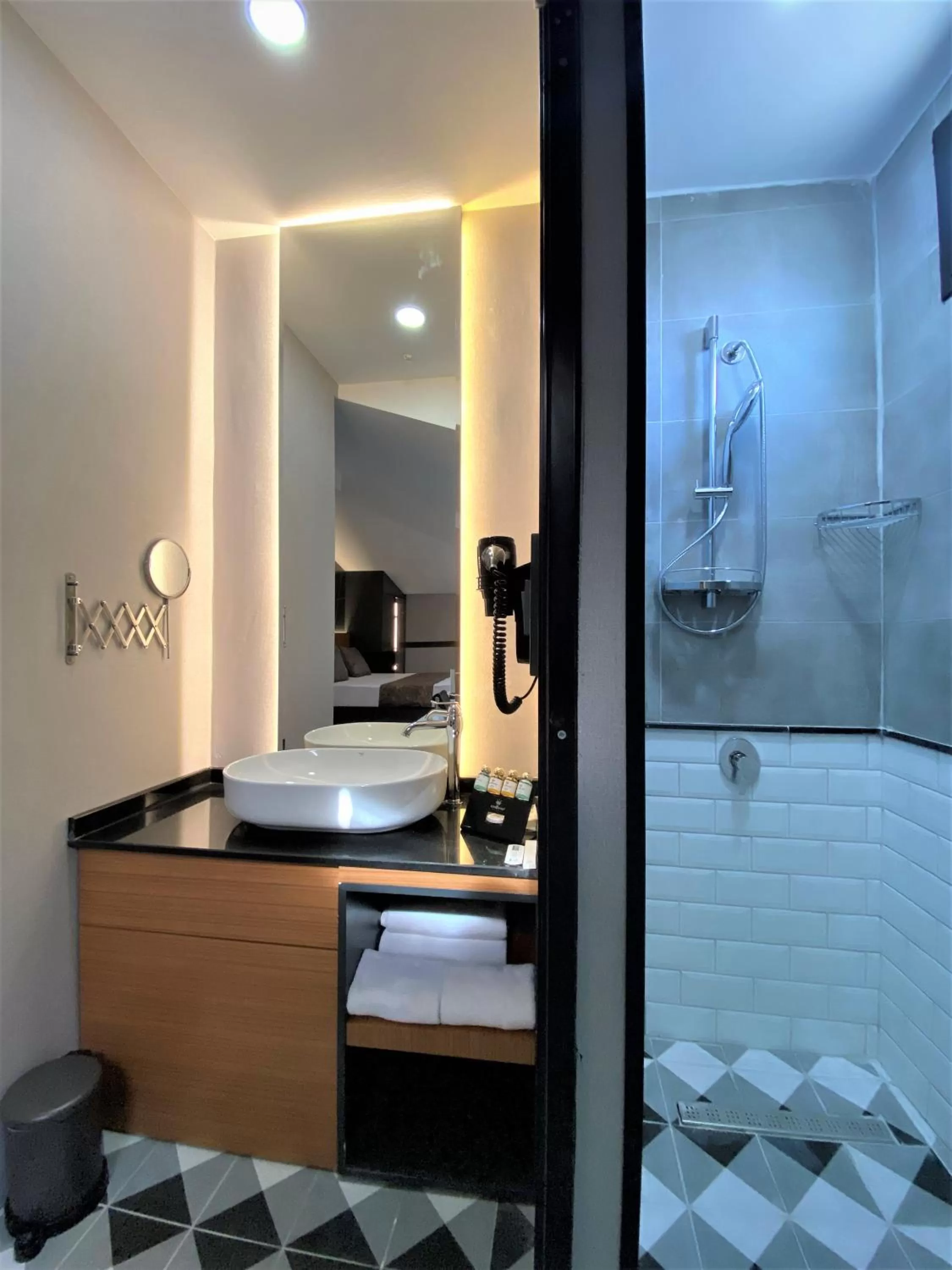 Shower in Confores Hotel