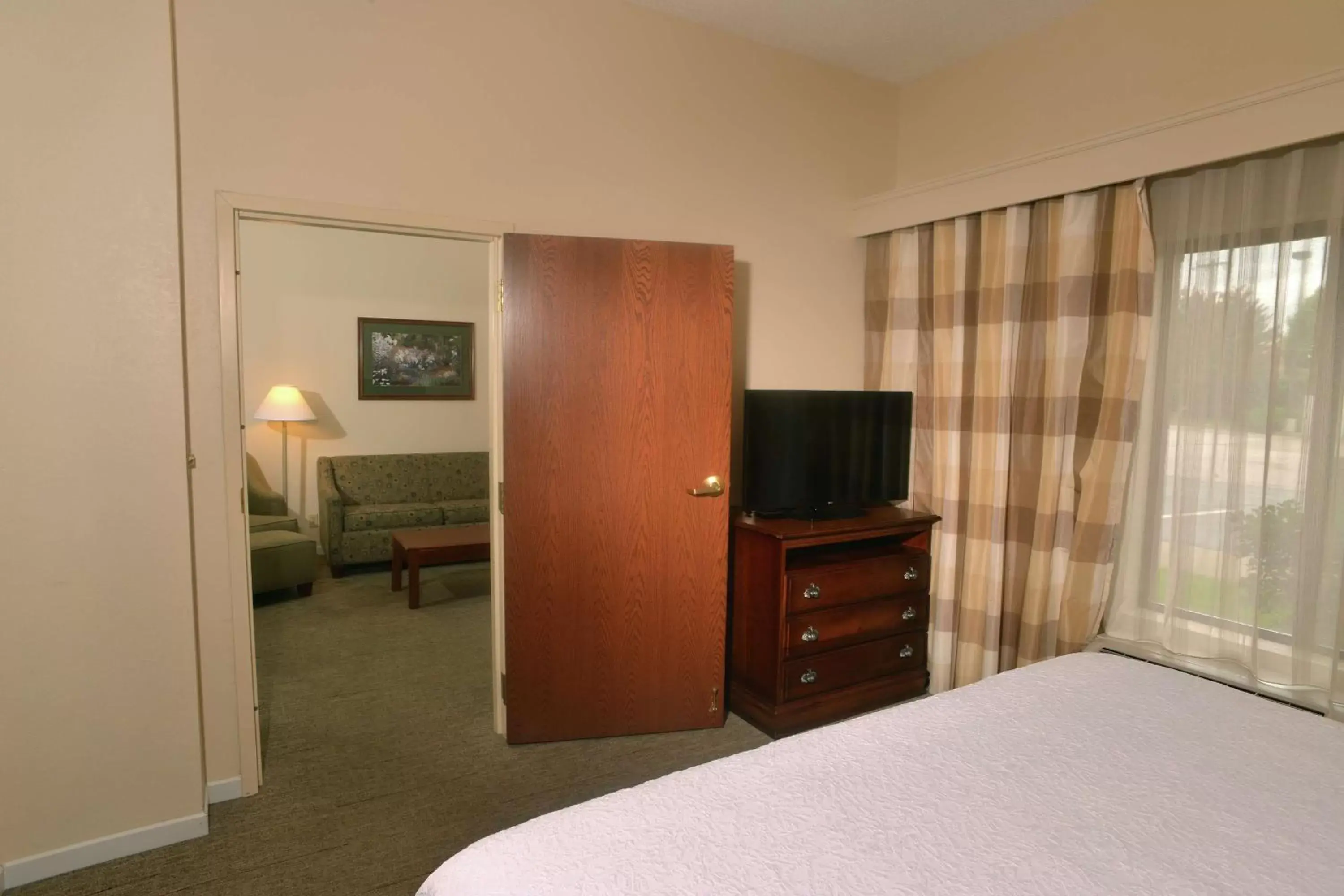 Bedroom, TV/Entertainment Center in Hampton Inn & Suites Springfield