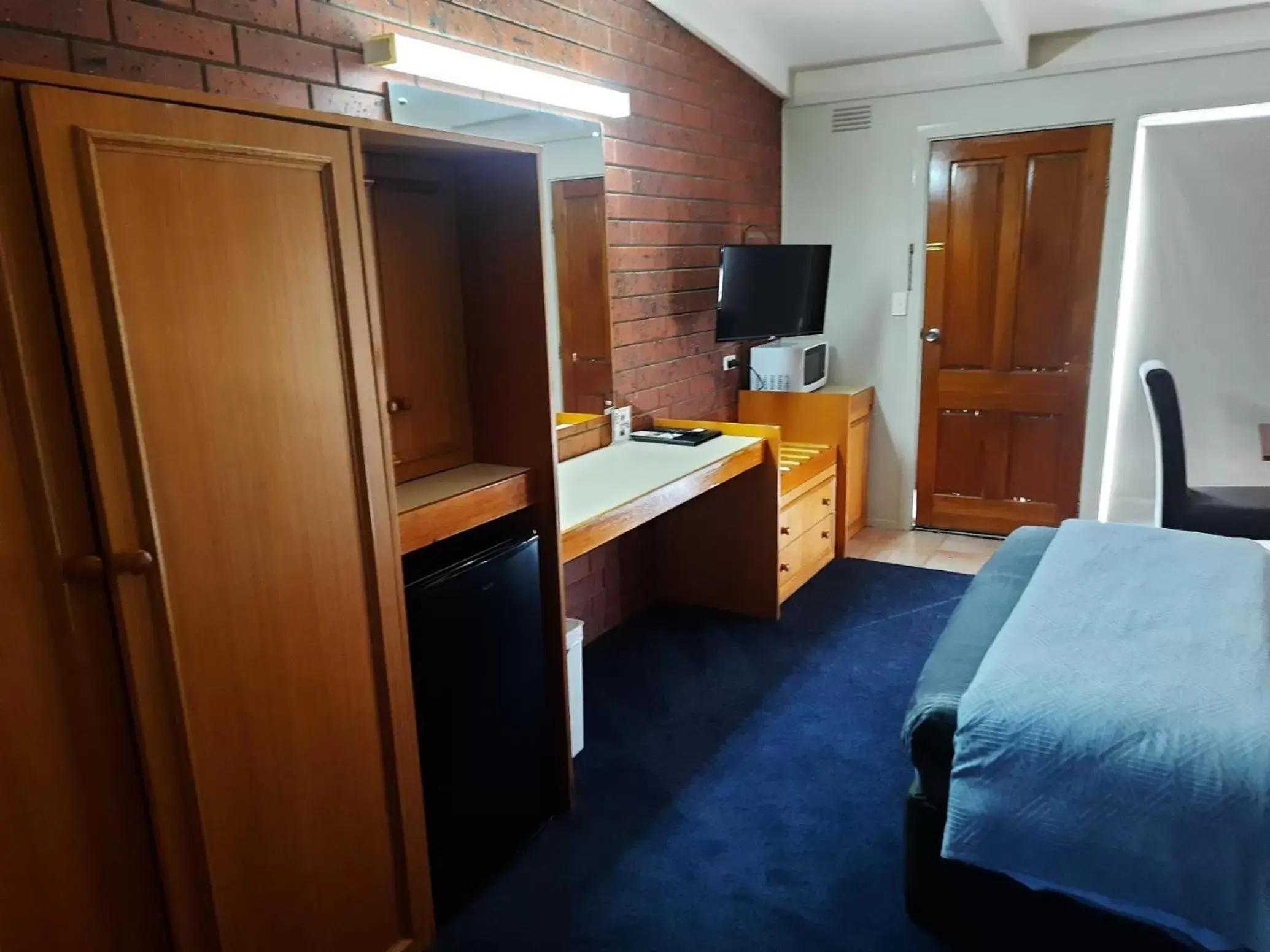 Bed, TV/Entertainment Center in Abbotswood Motor Inn