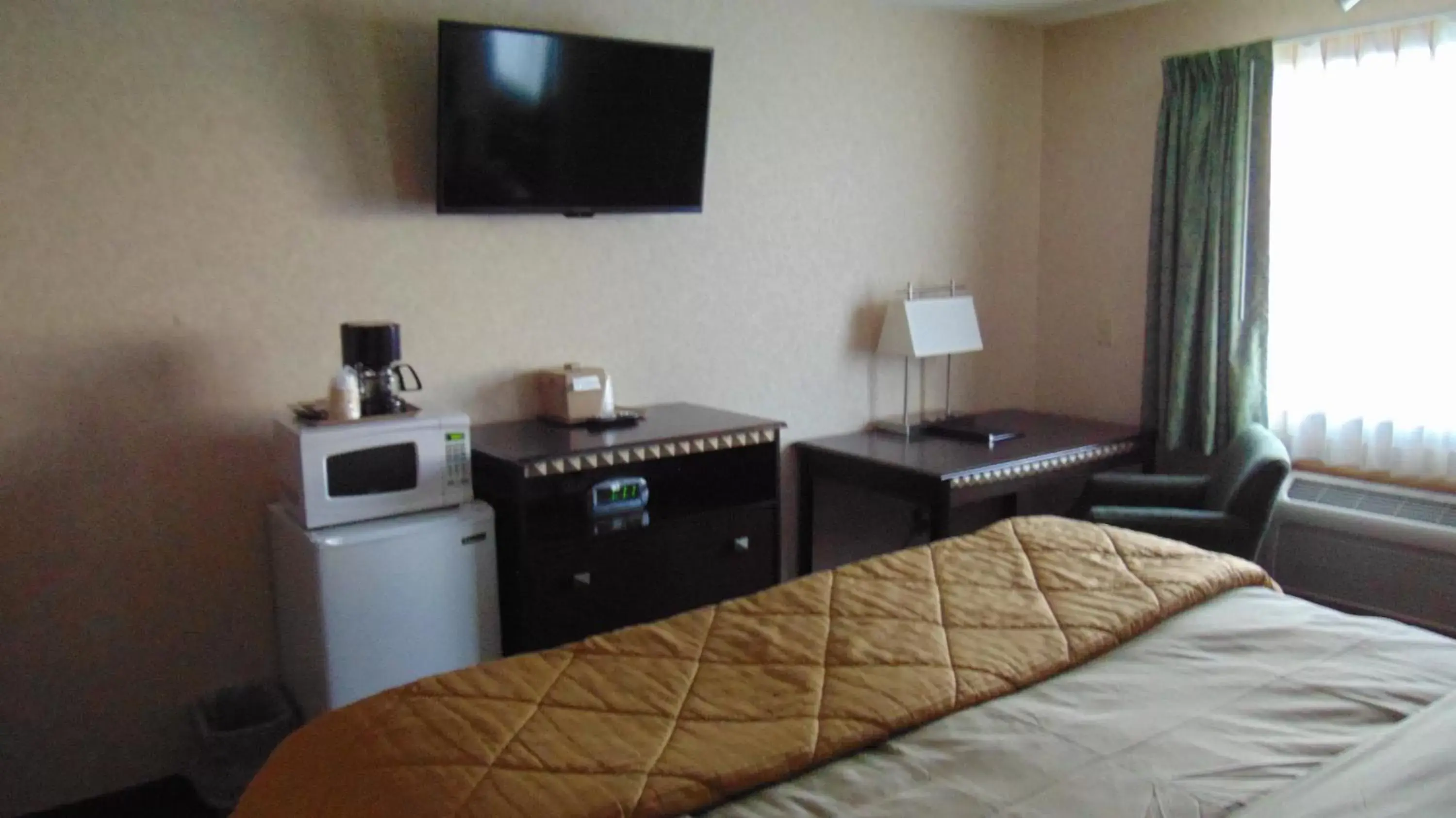 Bedroom, TV/Entertainment Center in Stay Wise Inns of Montrose