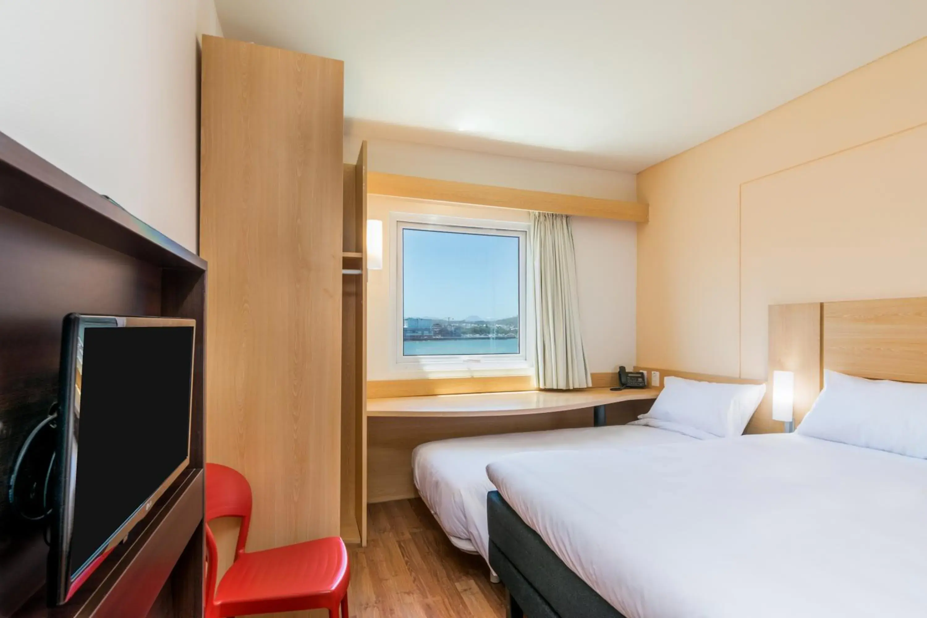 Photo of the whole room, Bed in ibis Puerto Montt