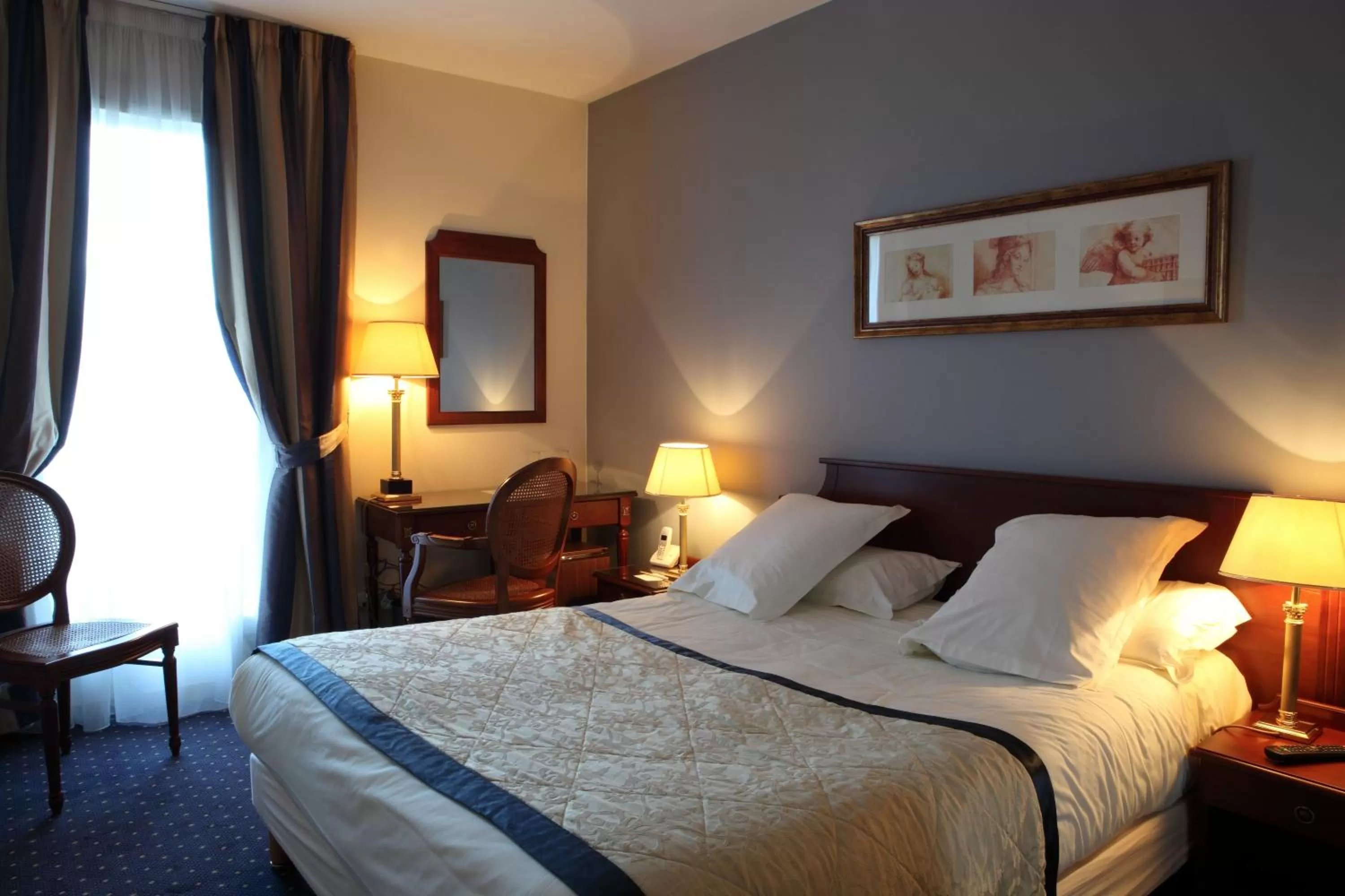 Bedroom, Bed in Amiral Hôtel