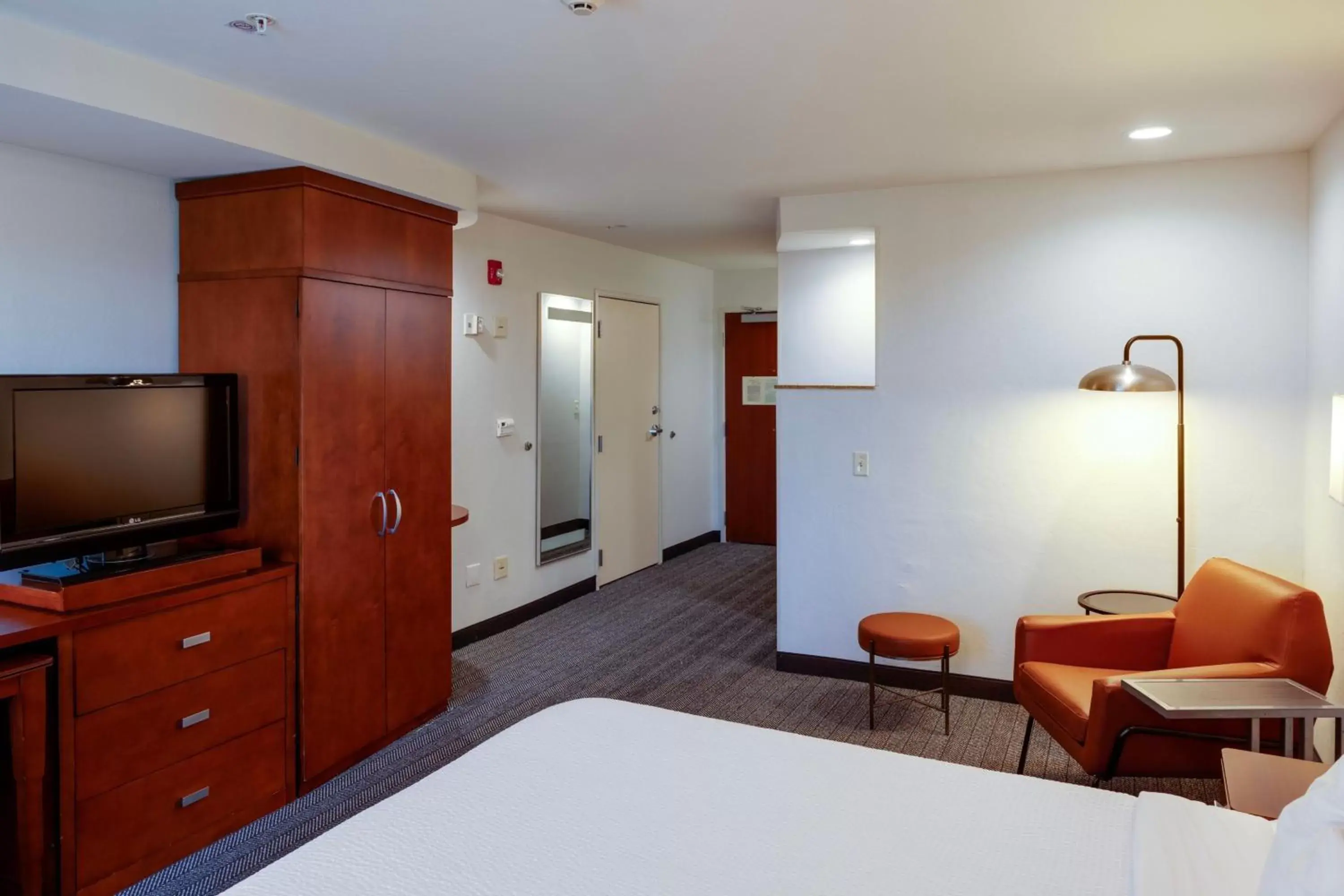 Photo of the whole room, TV/Entertainment Center in Courtyard by Marriott Oklahoma City North/Quail Springs